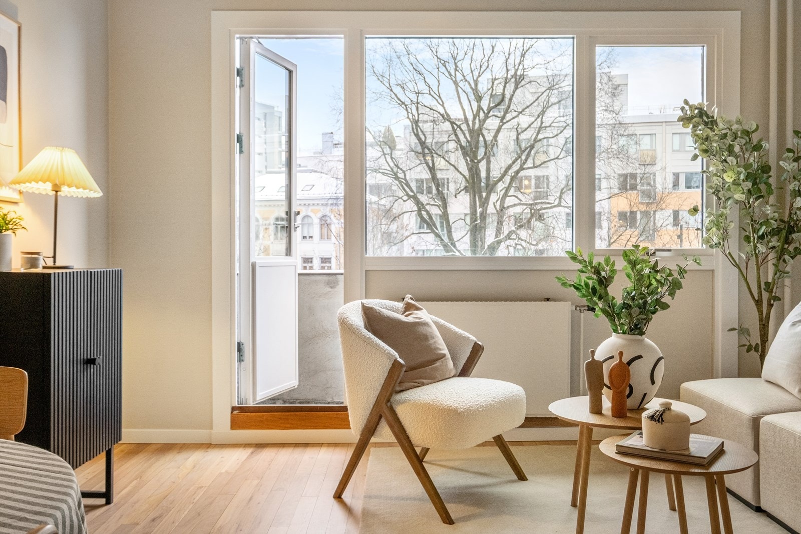 Utgang til balkong fra stuen. Galleribilde