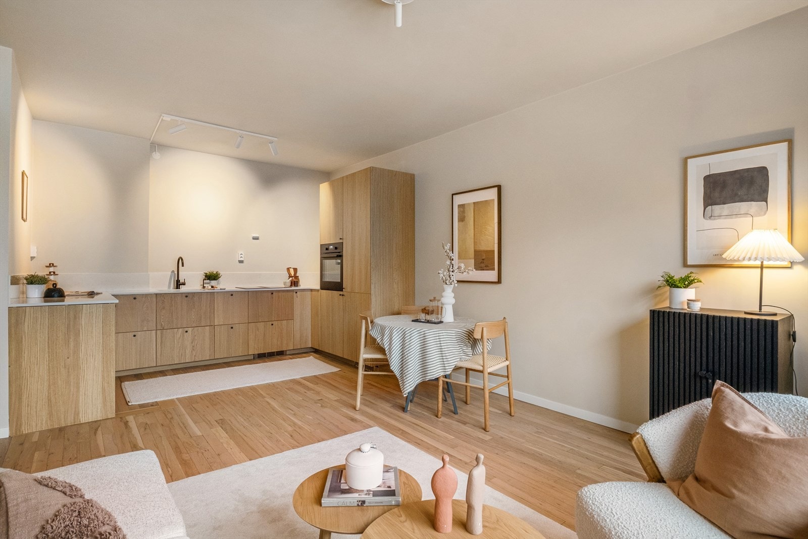 Leiligheten er malt i delikate og tidsriktige farger. Galleribilde