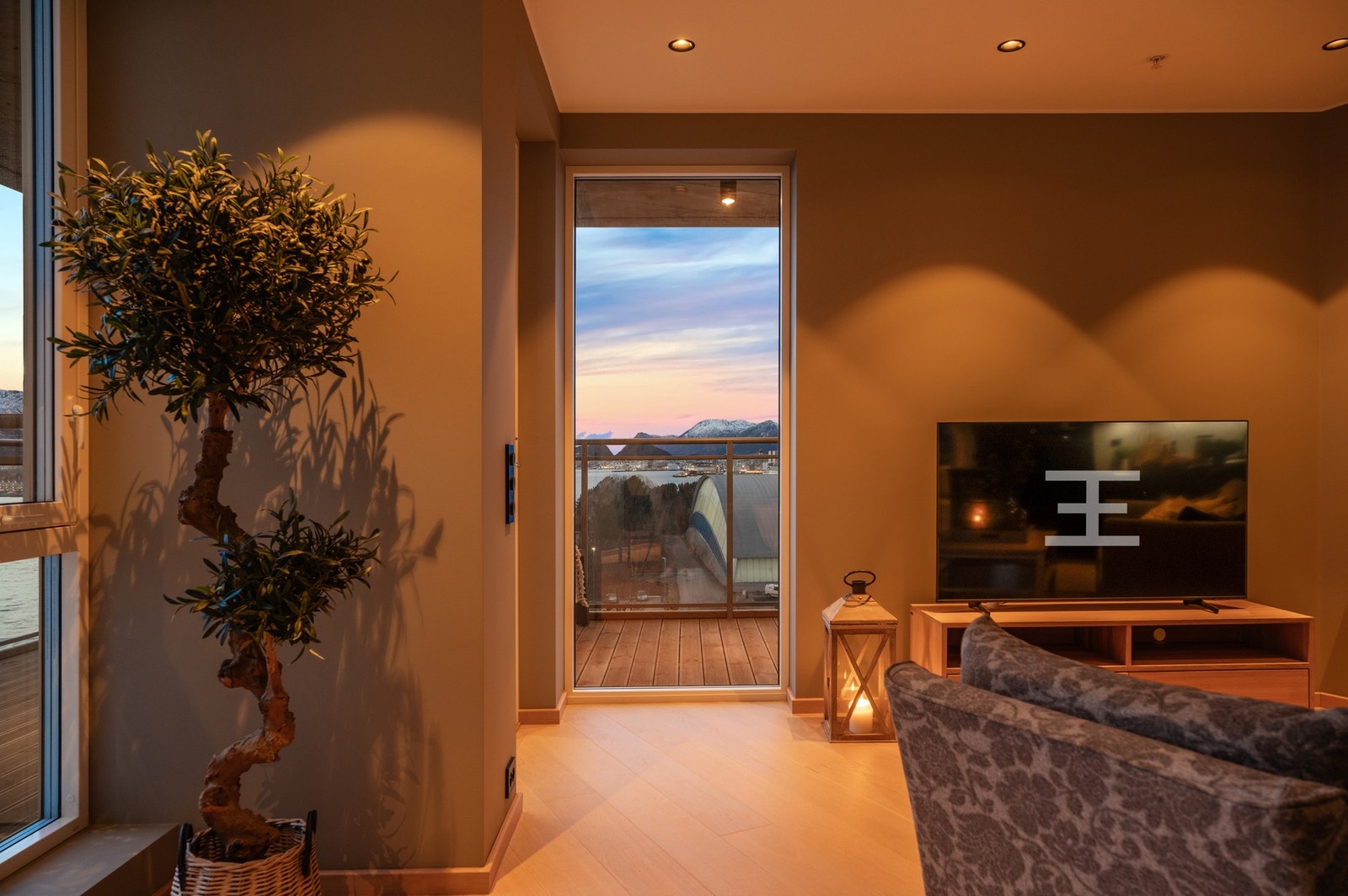 Fra stuen er det utgang til én av to verandaer. Galleribilde