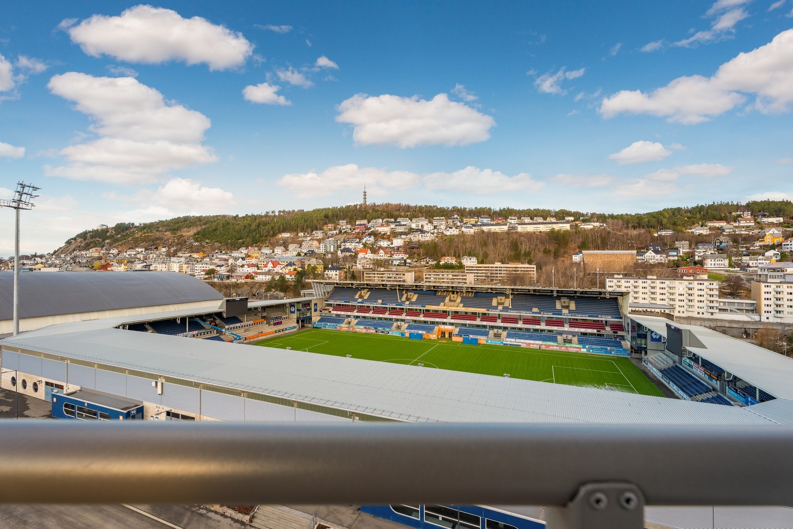 Utsikt mot Color Line Stadion fra verandaen. Galleribilde