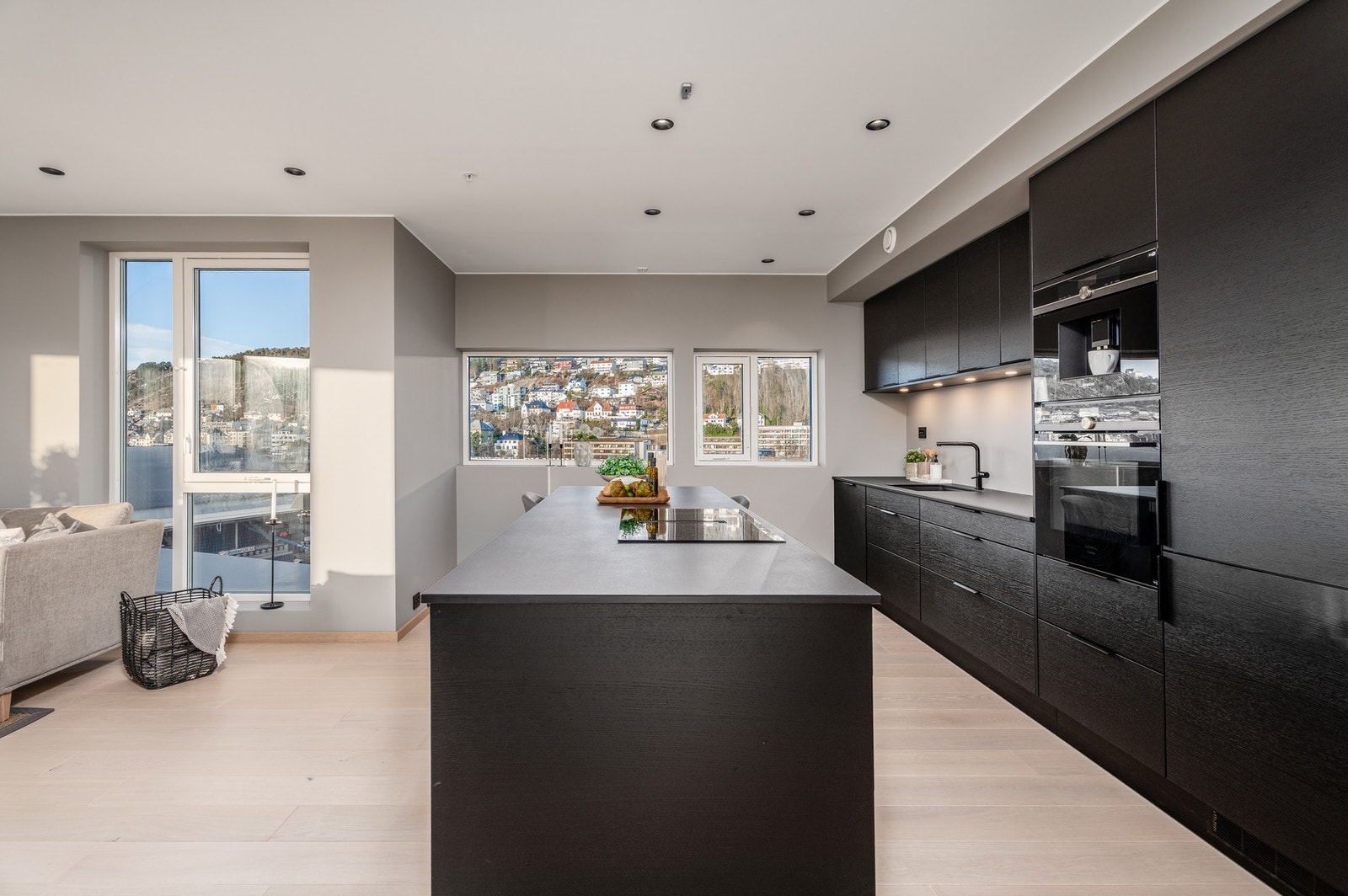 Benkeskapsbelysning og stikkontakter over kjøkkenbenk. Galleribilde