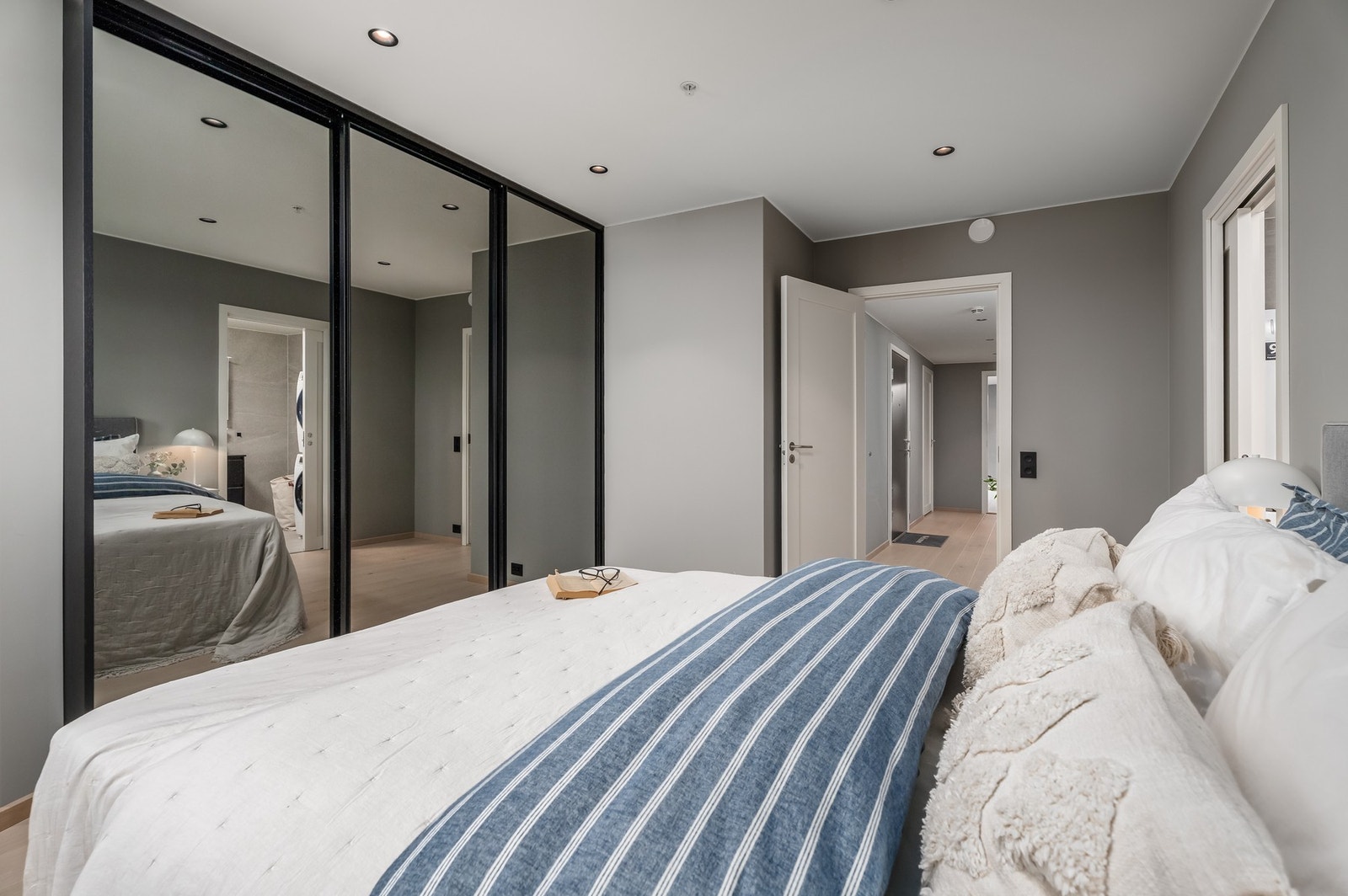 Hovedsoverommet er av meget god størrelse, med garderobeskap, direkte tilgang til hovedbadet og utgang til veranda nummer 2. Galleribilde