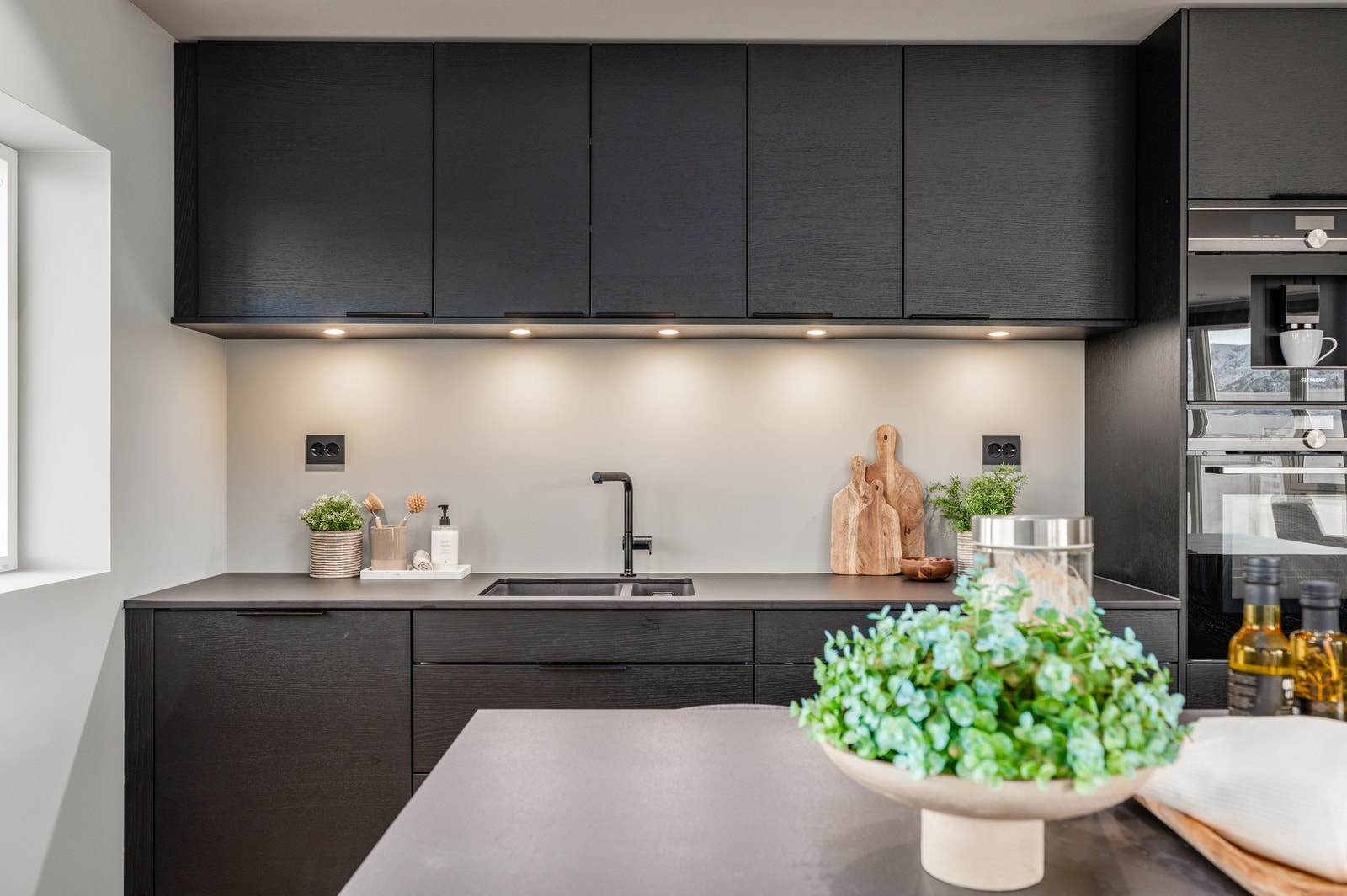 Kjøkkenet har rikelig med både skap- og benkeplass. Galleribilde