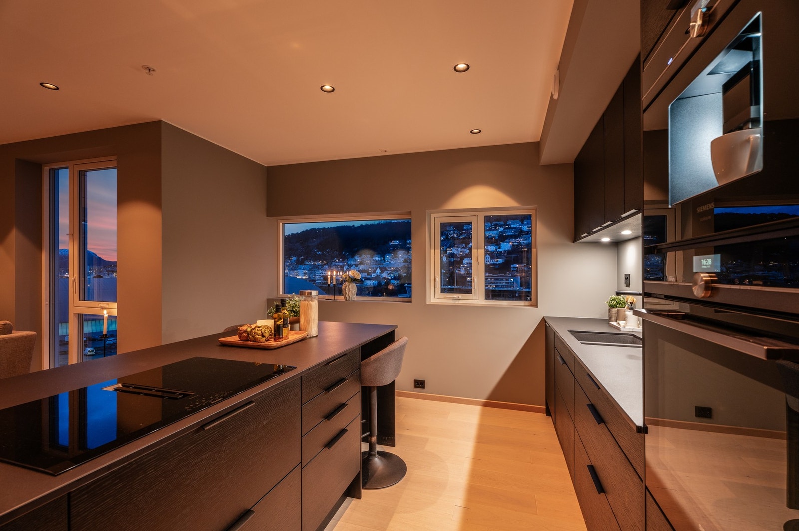 Integrert stekeovn (med mikrobølgeovnsfunksjon), platetopp, oppvaskmaskin, kaffemaskin, vinskap samt kjøleskap med fryser. Galleribilde