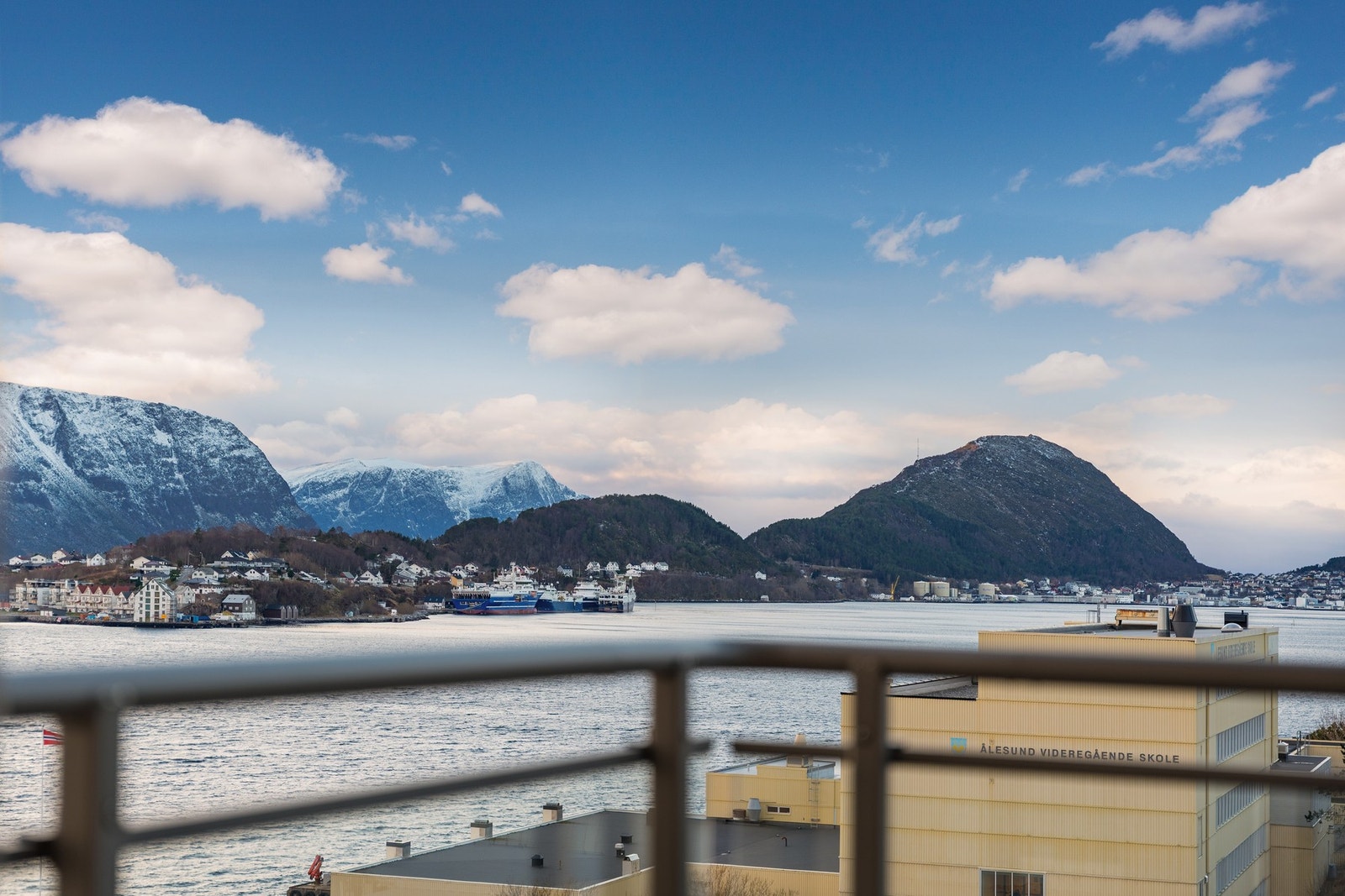 Utsikt fra veranda. Ikke bare er det fantastisk utsikt, men du har også utmerkede solforhold. Galleribilde