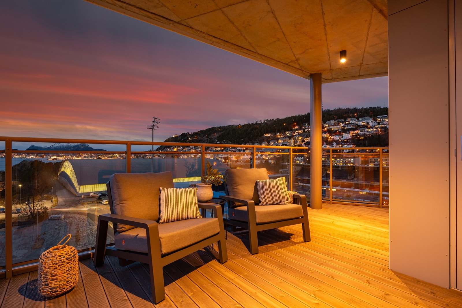 Veranda på 16 m² med rikelig plass til utemøblement. Det er overbygg med utebelysning og utvendige stikkontakter. Galleribilde