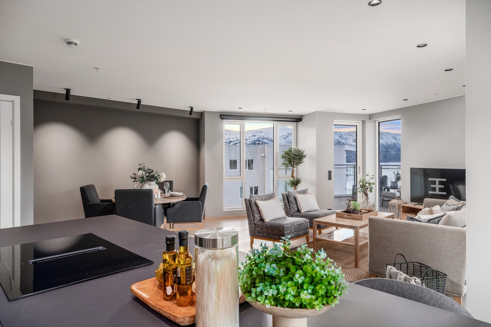 Romslig stuedel med god plass til sofahjørne og spisebord. Galleribilde