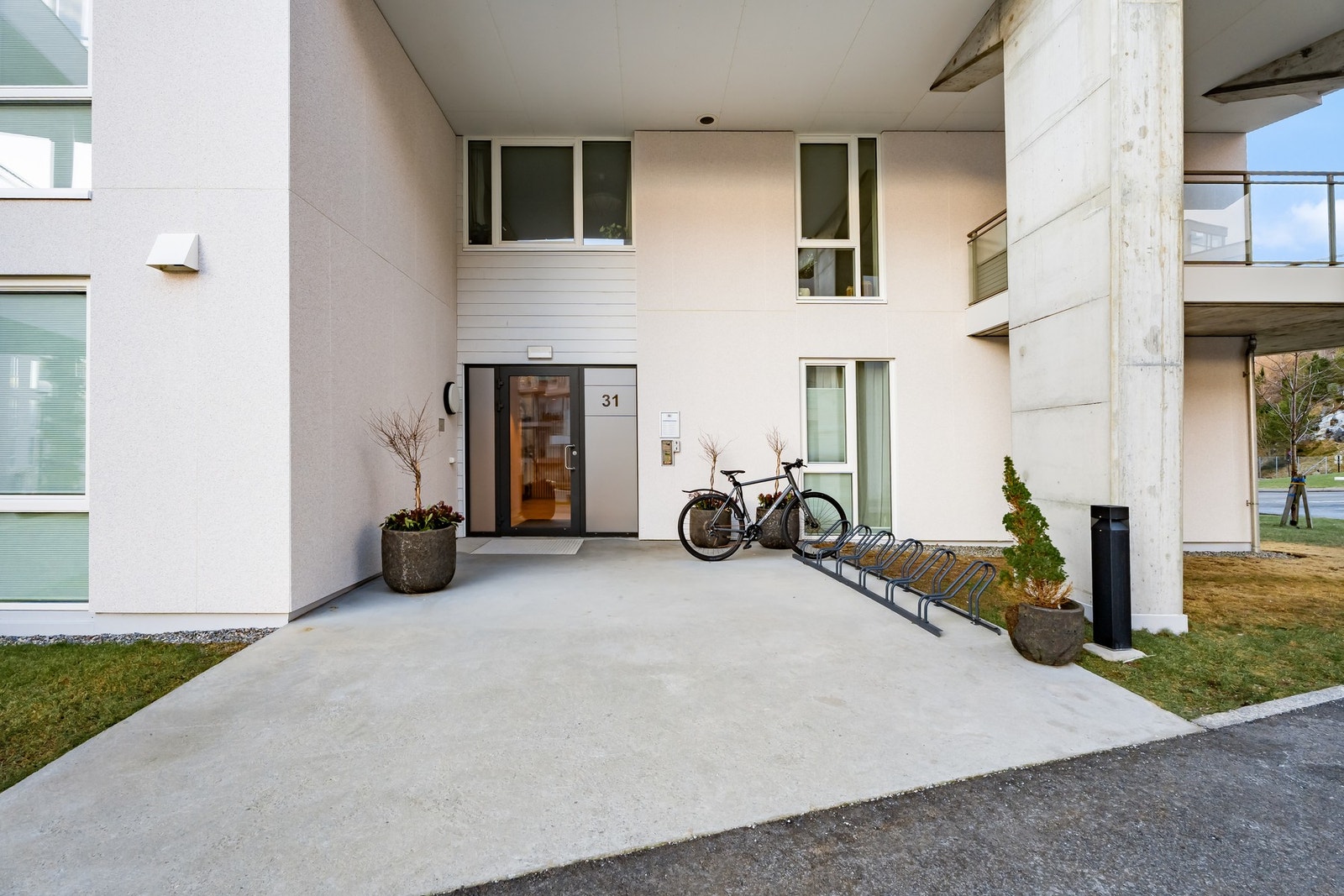 Inngangsparti til bygget. Leiligheten har callinganlegg med videokamera. Galleribilde