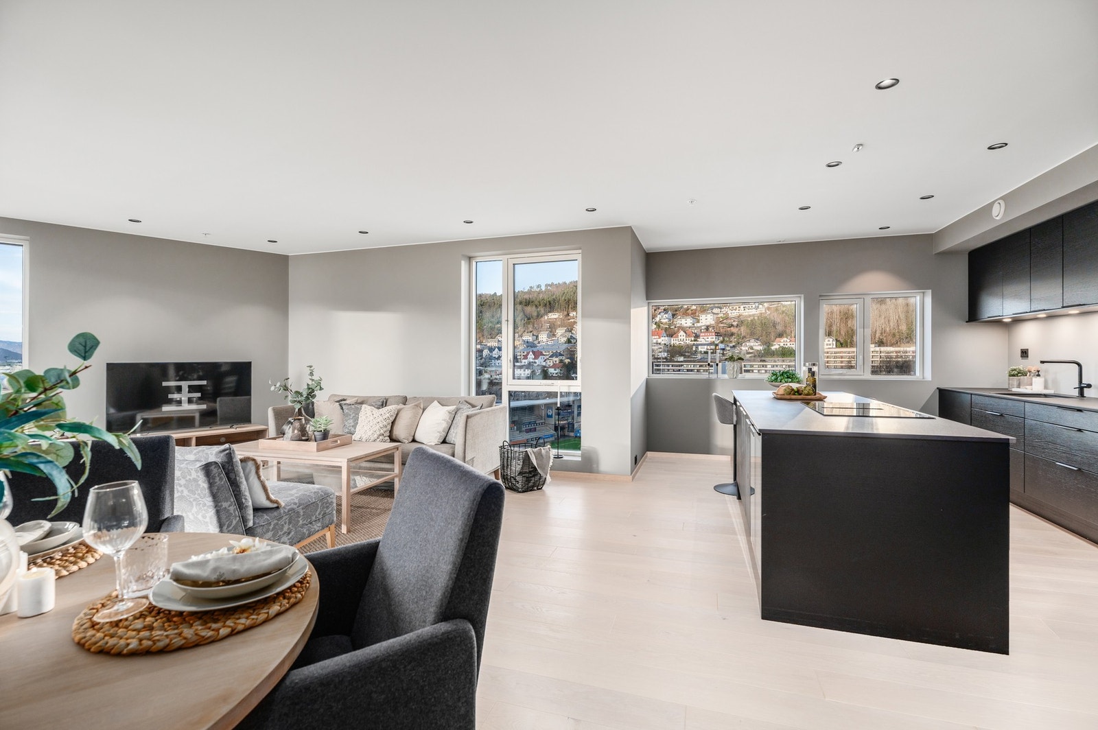 Leiligheten er betydelig påkostet med kvalitetsoppgraderinger. Dette gjelder blant annet det elektriske, dører og listverk, fliser, parkett, overflater, bad, kjøkken og persienner. Galleribilde