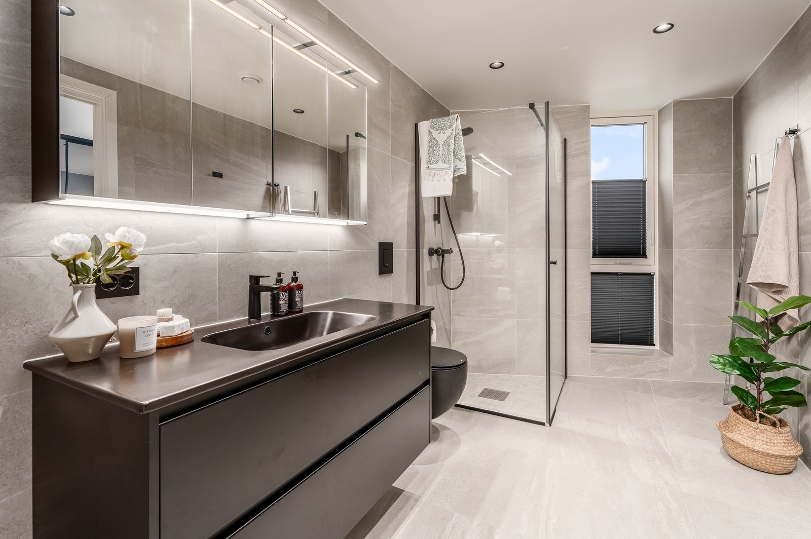 Badet er romslig og har en moderne innredning. Galleribilde