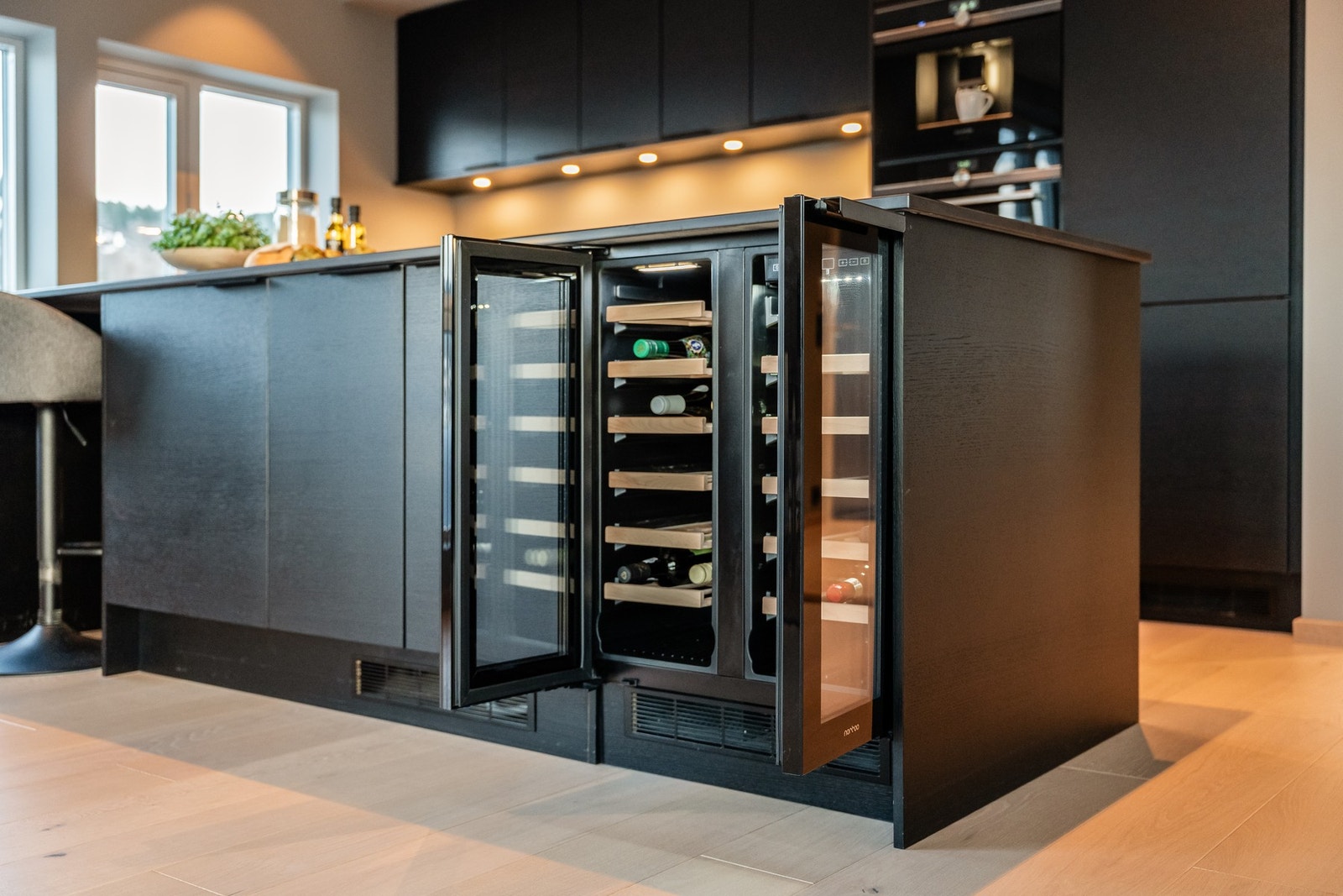 Vinkjøler integrert i kjøkkenøy Galleribilde