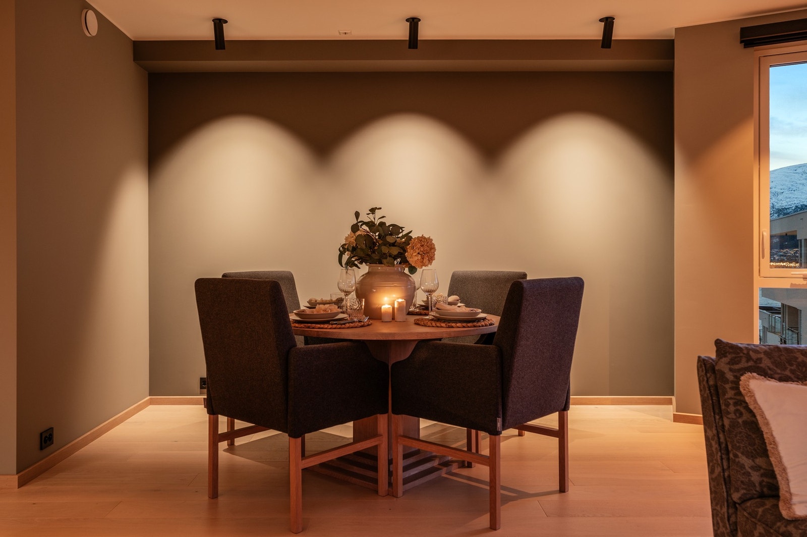 Stuen har god plass til spisebord, og fra stuebordet kan man nyte en flott utsikt. Moderne, påbyggede spotter i tak. Galleribilde