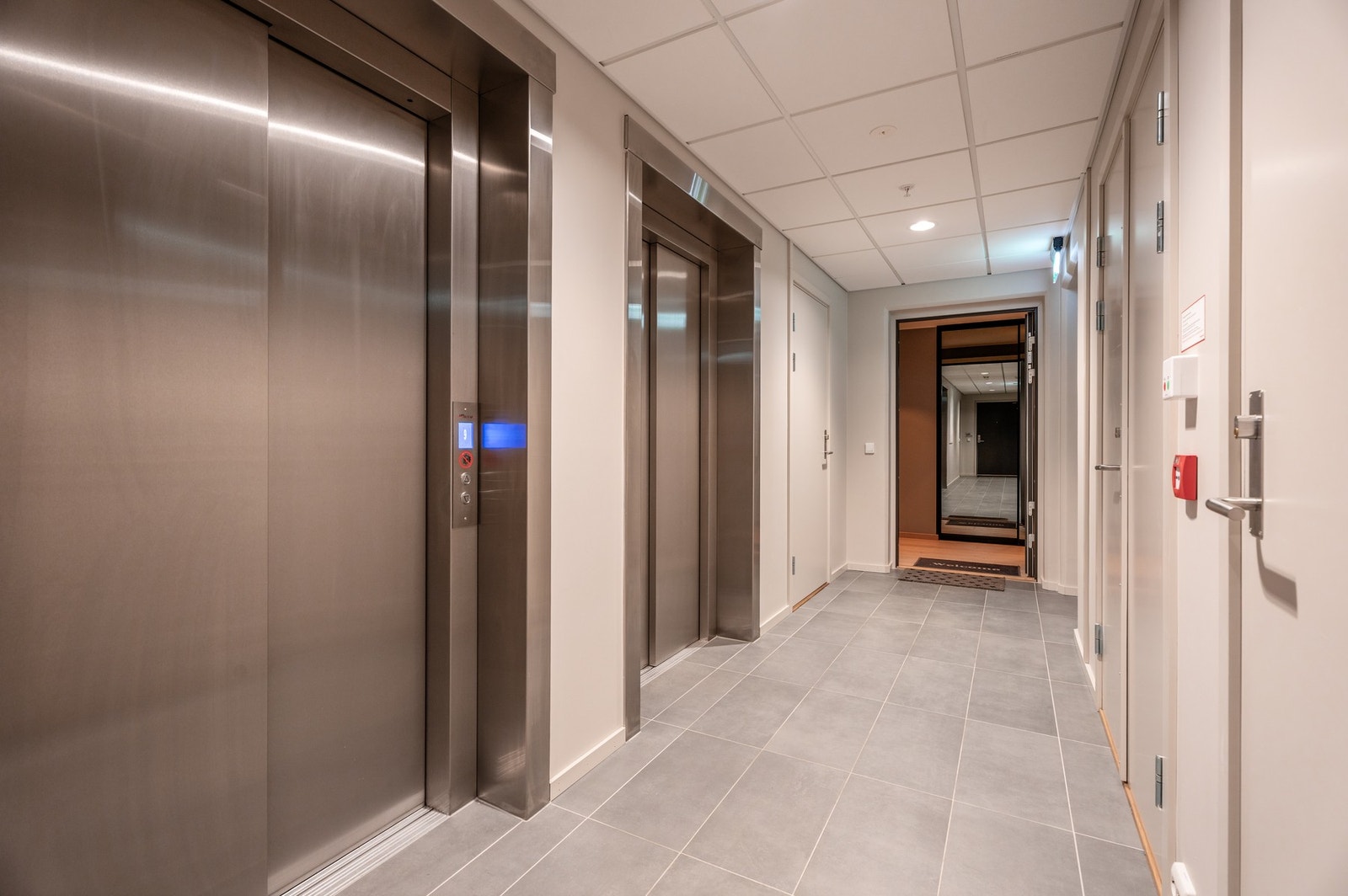 Heis, fellesgang og inngangsparti til leiligheten. Galleribilde