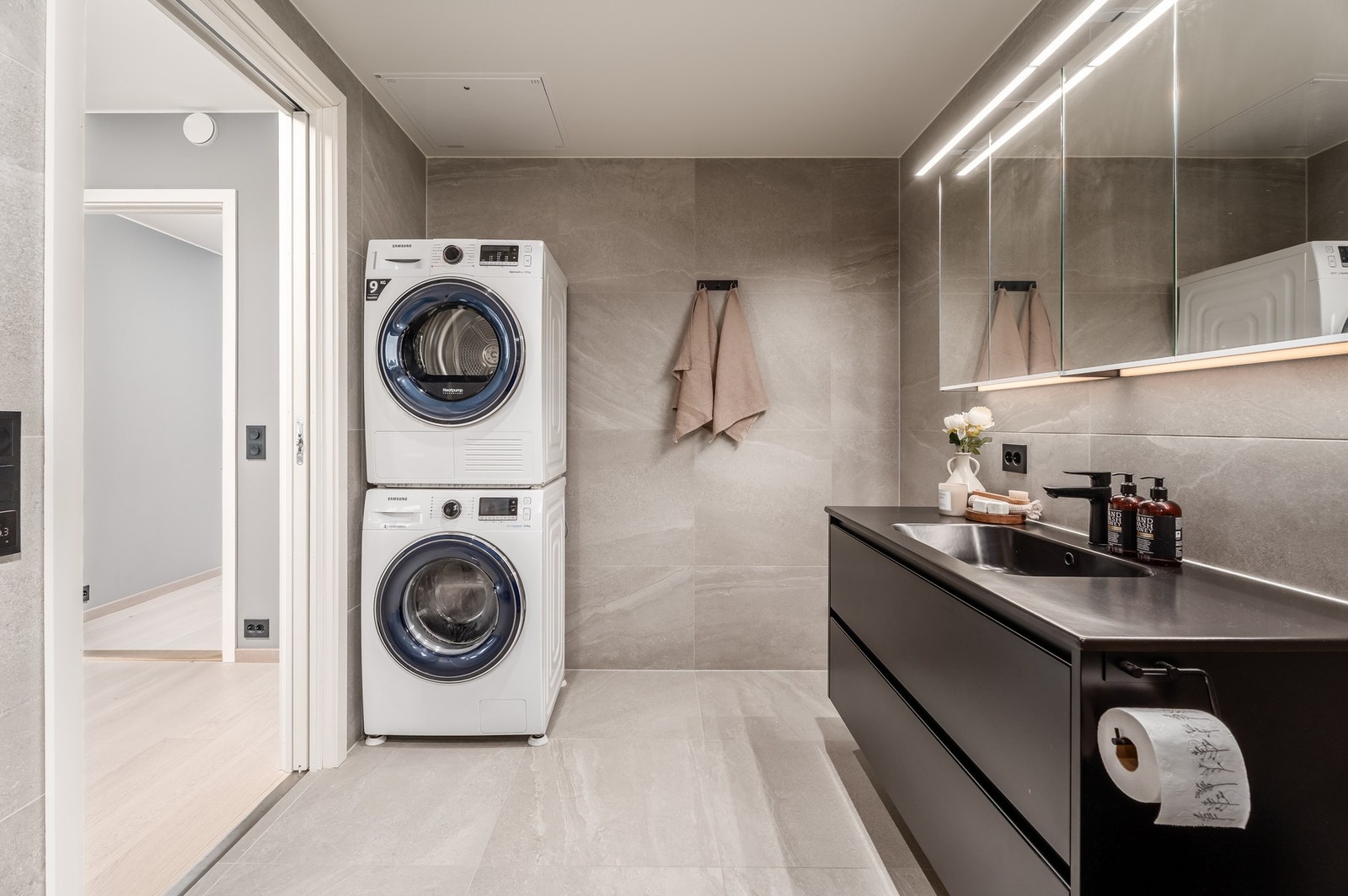 Stilrent helfliset hovedbad av kvalitet med gulvvarme og opplegg for vaskemaskin. Galleribilde