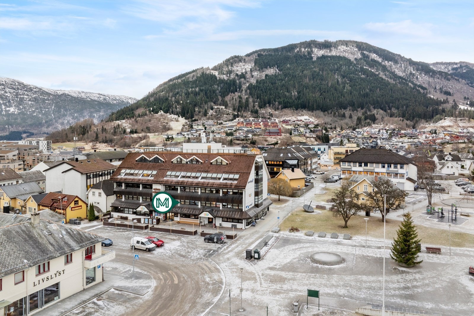 I Sogndal sentrum har du det meste av butikkar og servicetilbod. Bl.a. Sogningen storsenter med over 50 butikkar. I smågatene nedanfor storsenteret finn du og kafé, restaurant, pub og kulturhus med kino. Galleribilde
