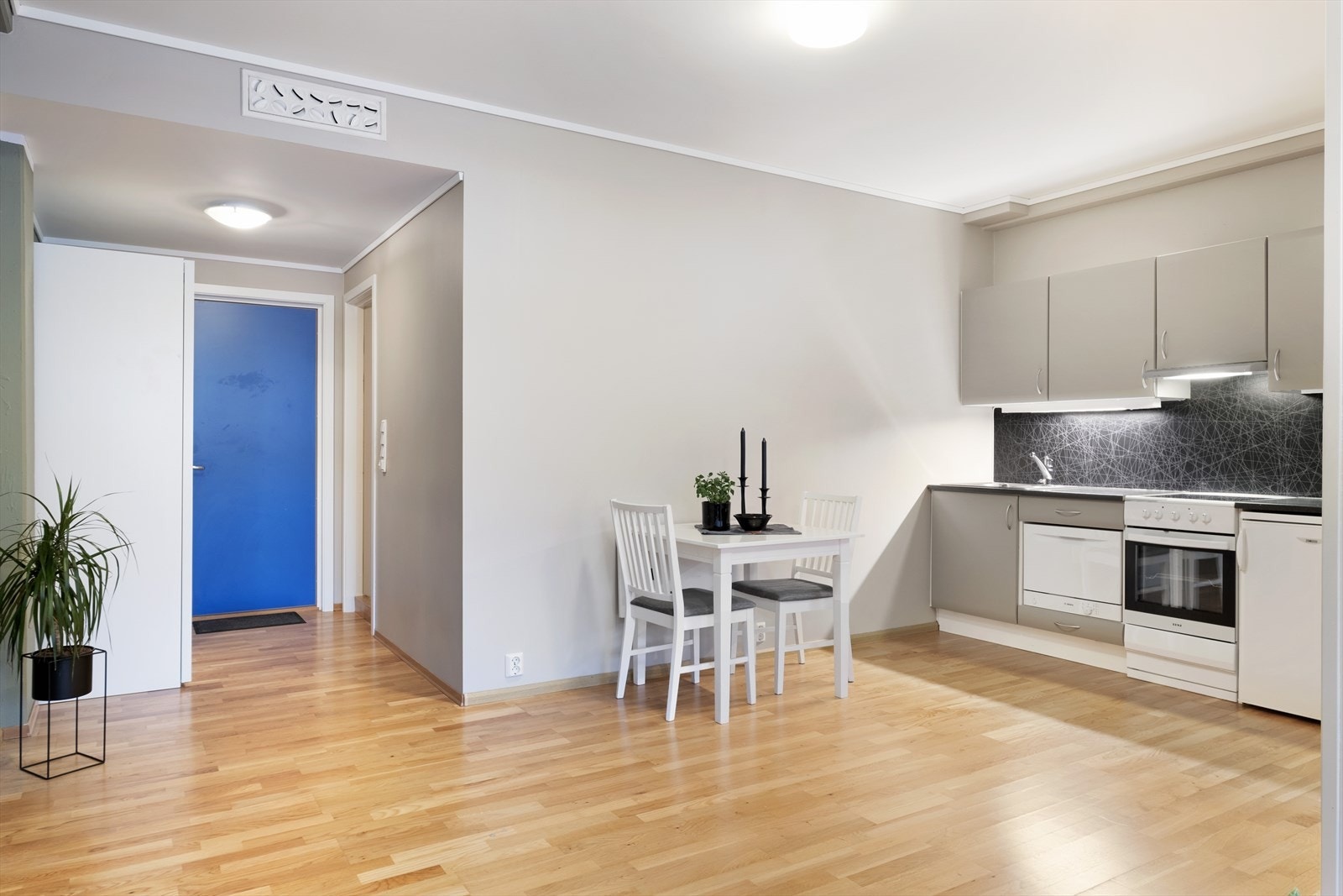 På vegg mellom overskåp og benkeflate er det veggbeskyttelse. Galleribilde