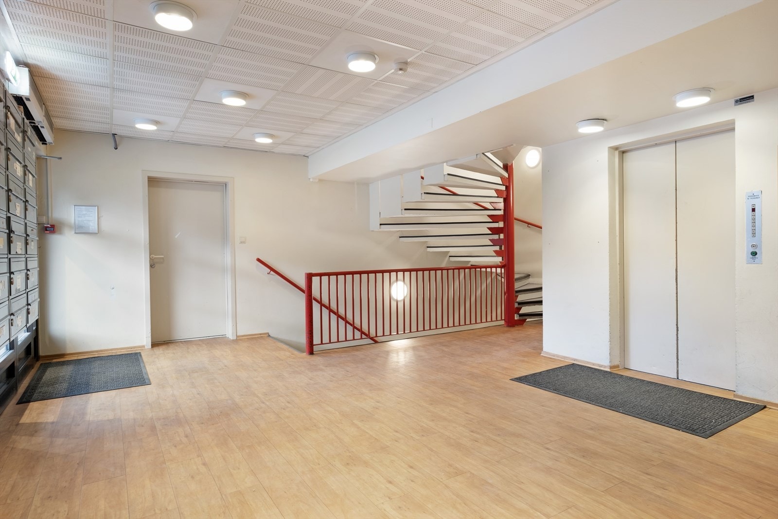 Felles inngangspati med tilkomst til leilegheitene via trapper og heis. Galleribilde