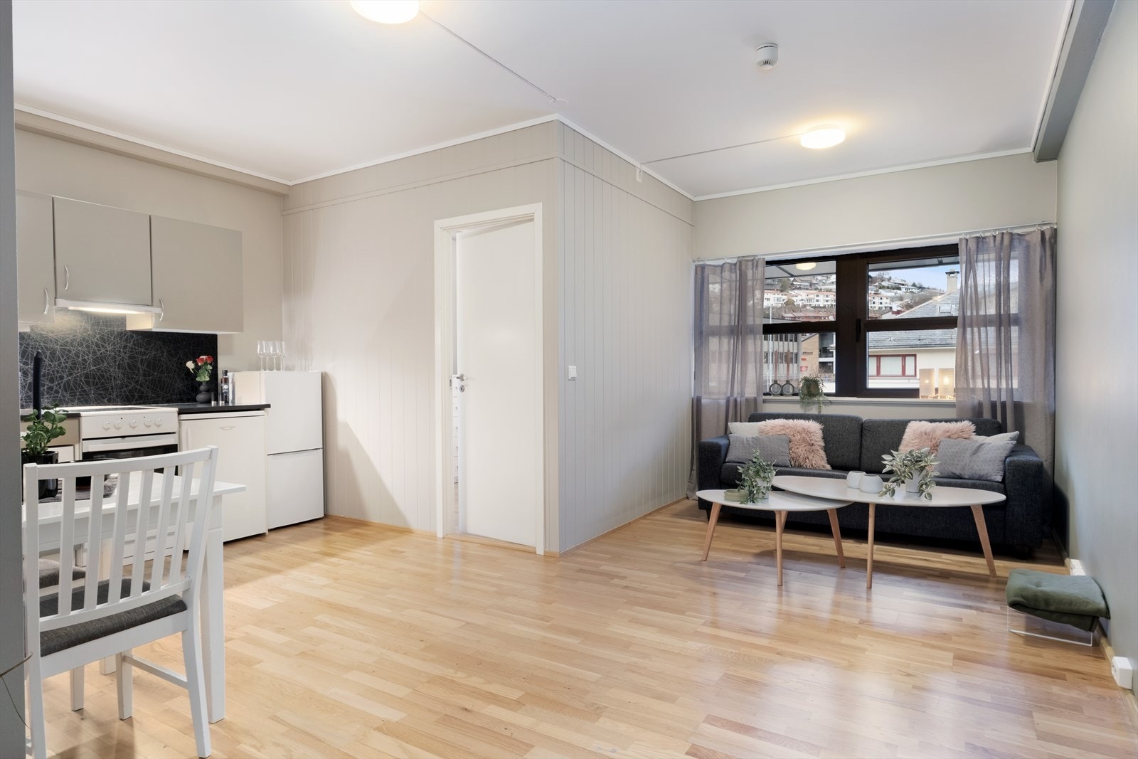 Stove og kjøkken kjem i ei opa løysing med plass til både sitte- og etegruppe, og har utsyn mot sentrum. Galleribilde