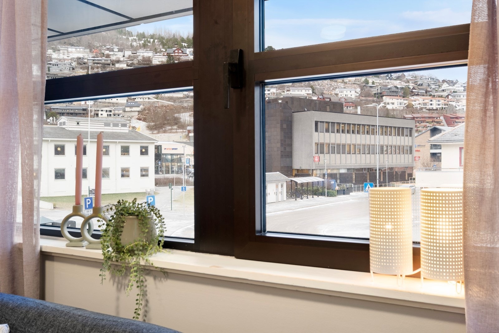 Leilegheita har utsikt mot aust og del av Sogndal sentrum. Galleribilde