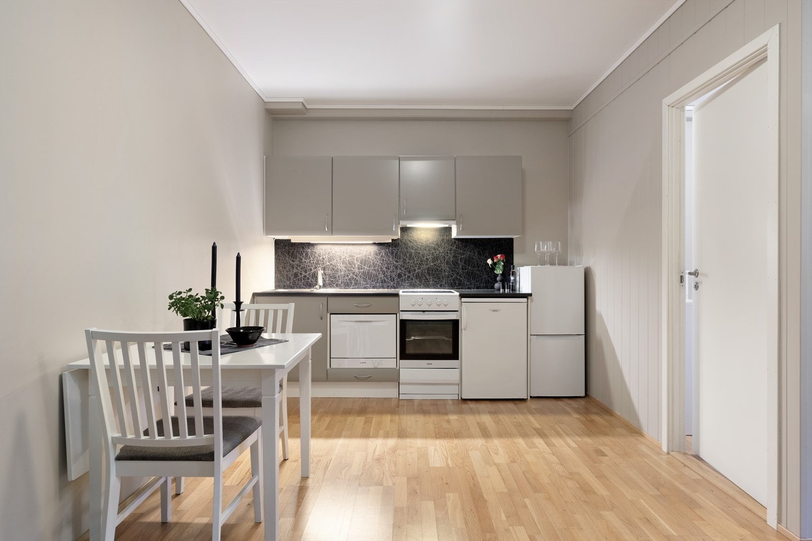 Kjøkkendelen har med glatte og måla frontar. Benkeflate er av laminat. Kvitevarer inkludert med lita oppvaskmaskin Galleribilde