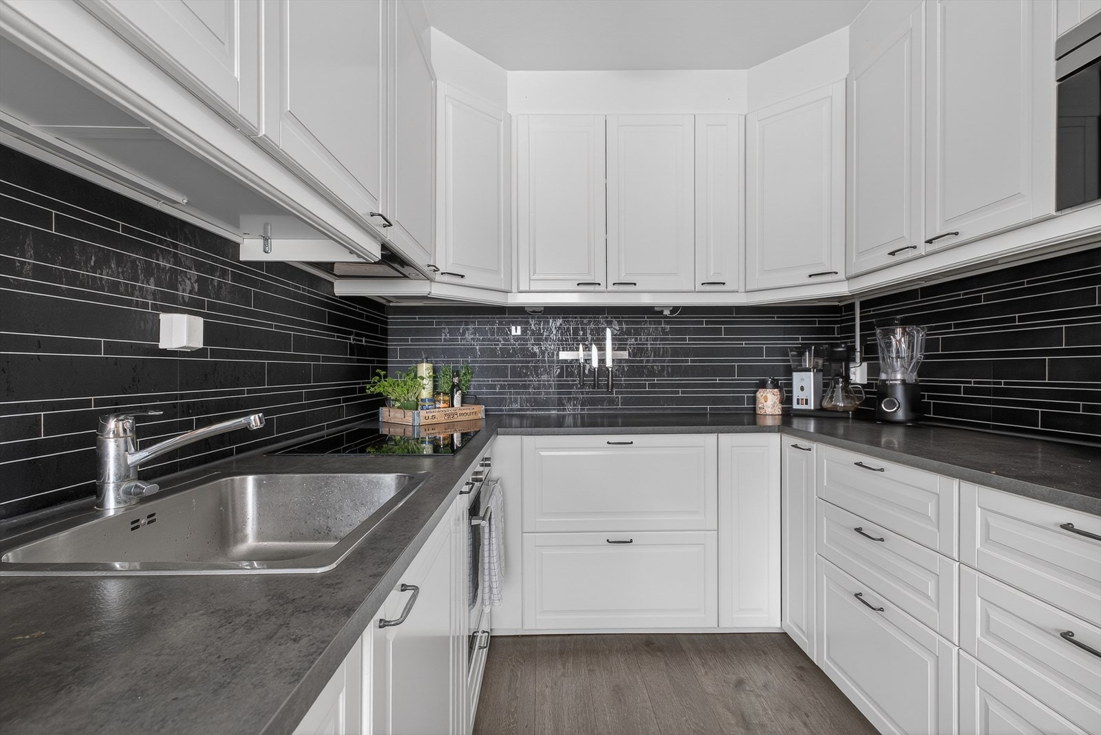 Kjøkkenet har rikelig med oppbevarings muligheter og en effektiv planløsning. Galleribilde