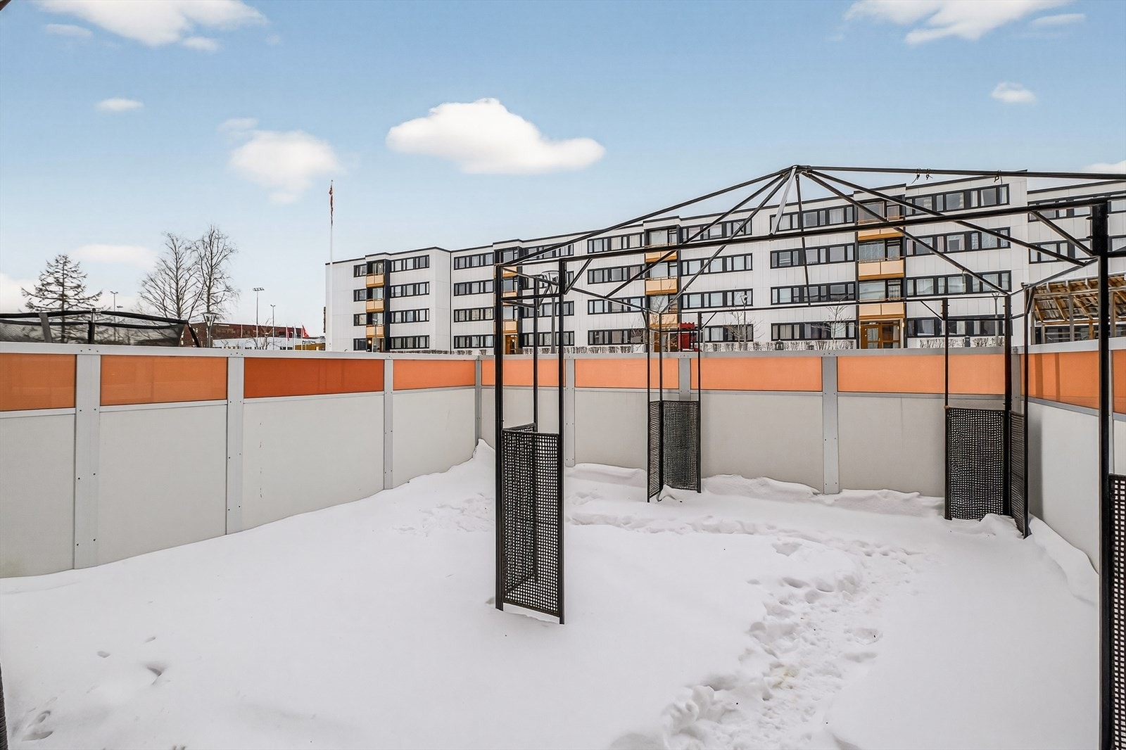 Her får du en romslig terrasse på hele 39 m² med praktisk tilgang til en utvendig bod. Galleribilde