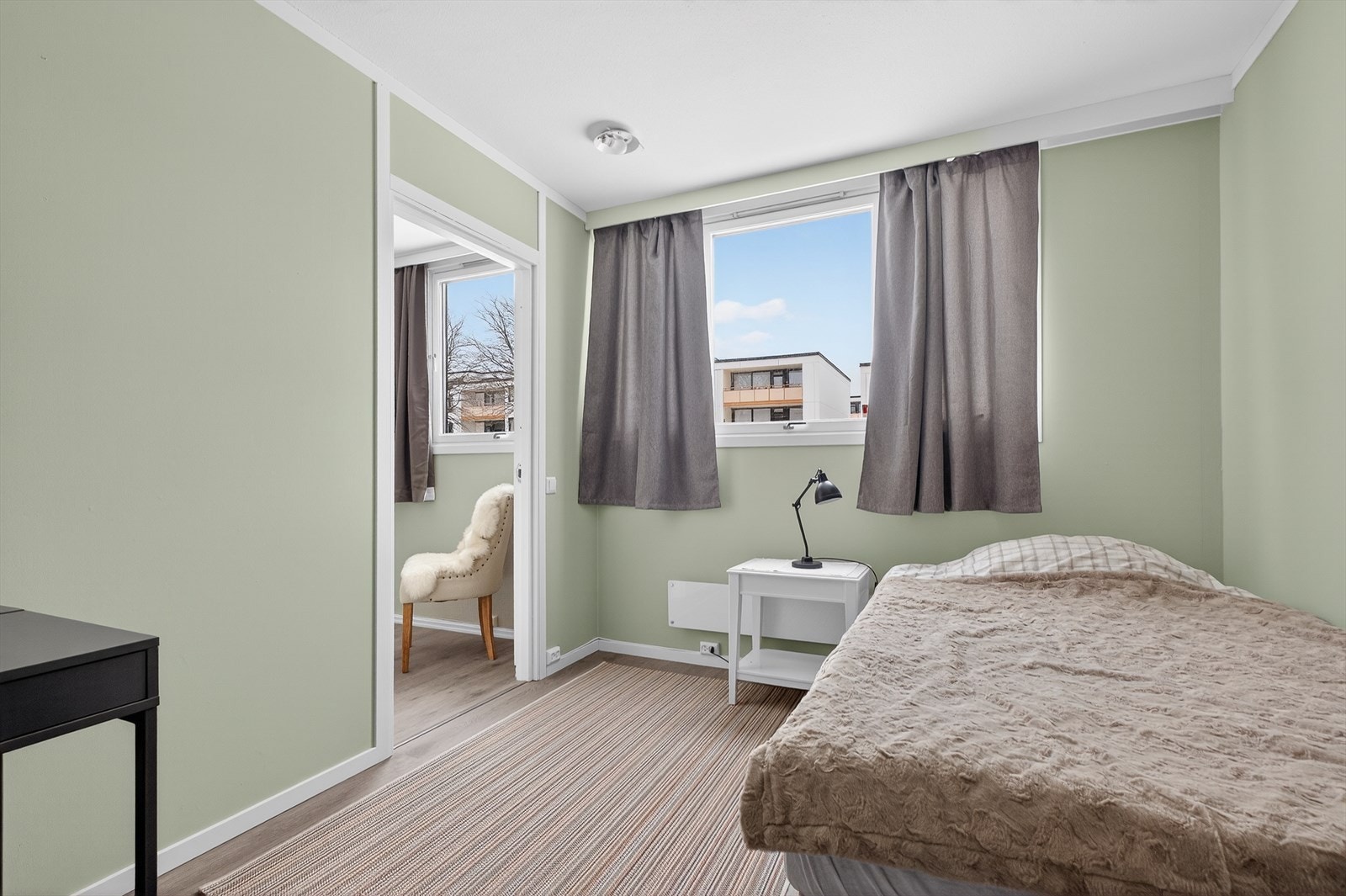 Soverom 2 er på 10,8 m² med en lysegrønn farge som skaper en rolig atmosfære. Galleribilde