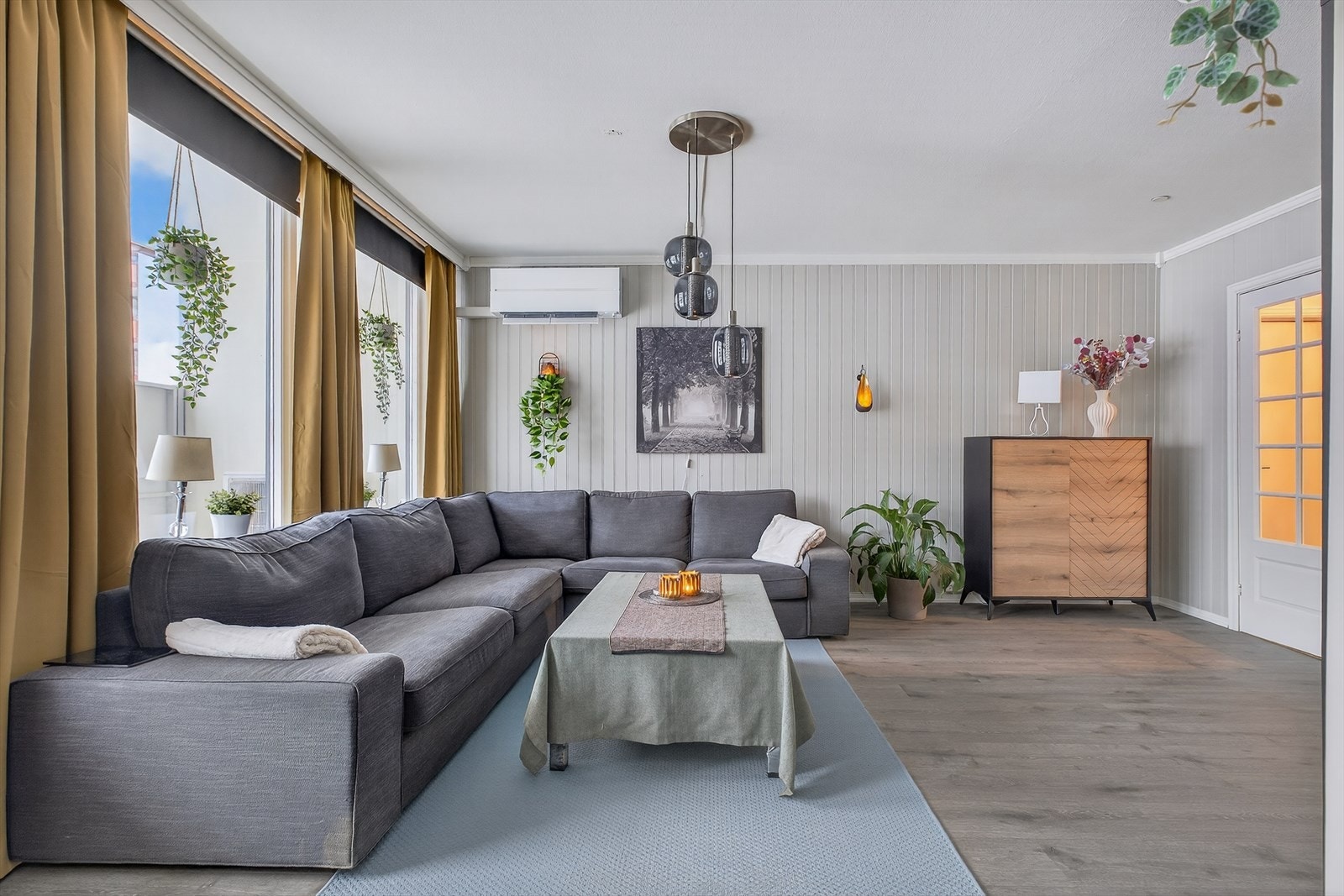 Stuen er på 21,1 m² og har en praktisk, løsning med direkte tilgang til både kjøkkenet og den romslige terrassen. Galleribilde