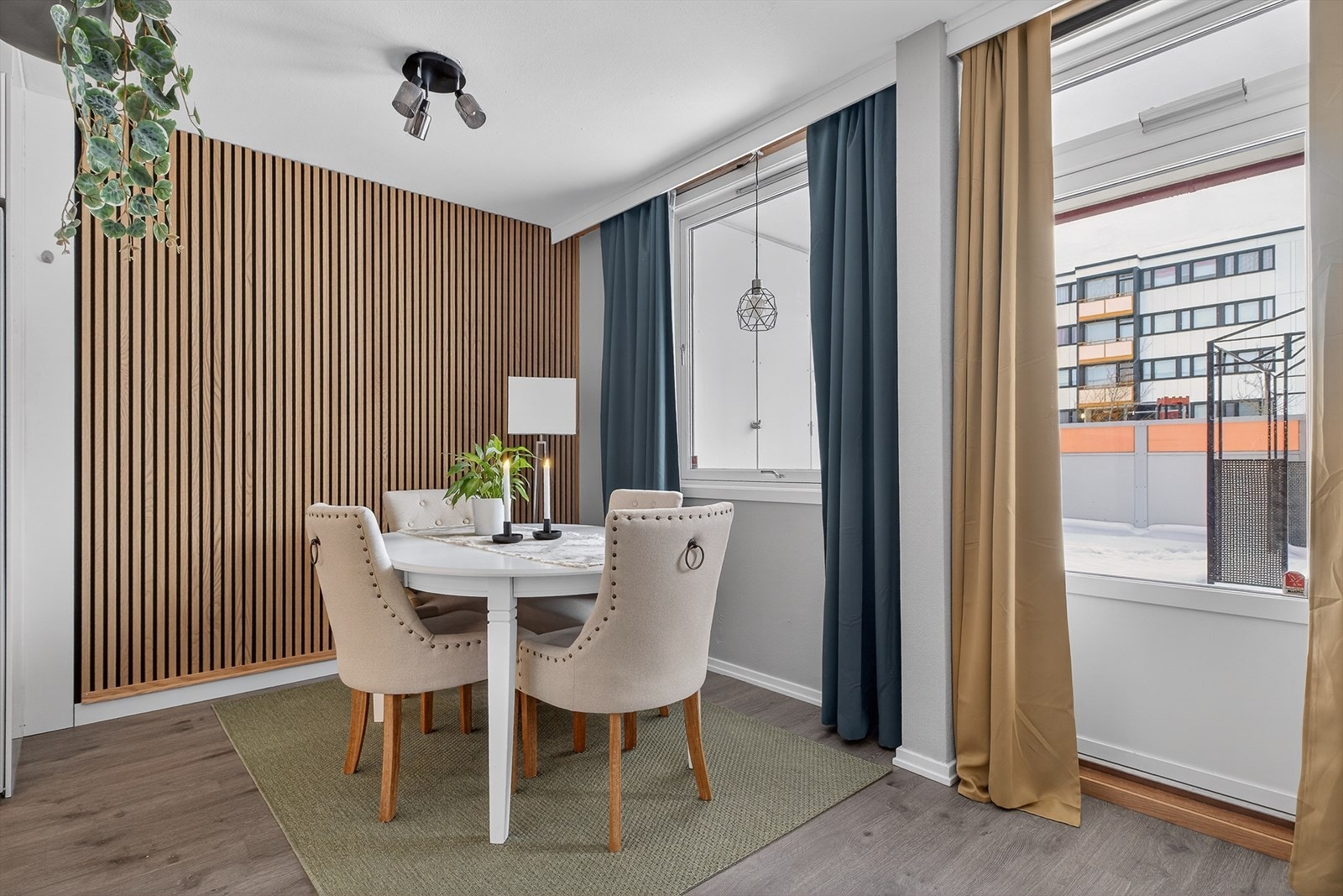 Den koselige spisestuen gir en innbydende atmosfære og plass til hyggelige måltider. Her er også utgangen til den store terrassen! Galleribilde