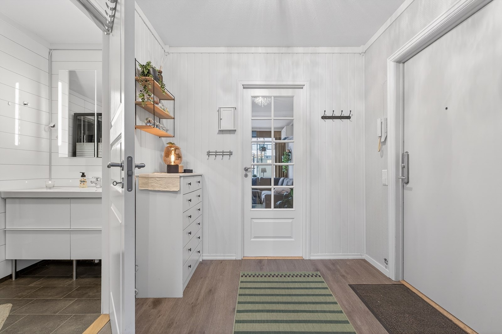 Innbydende entré på 6,2 m² med god plass til oppbevaring Galleribilde