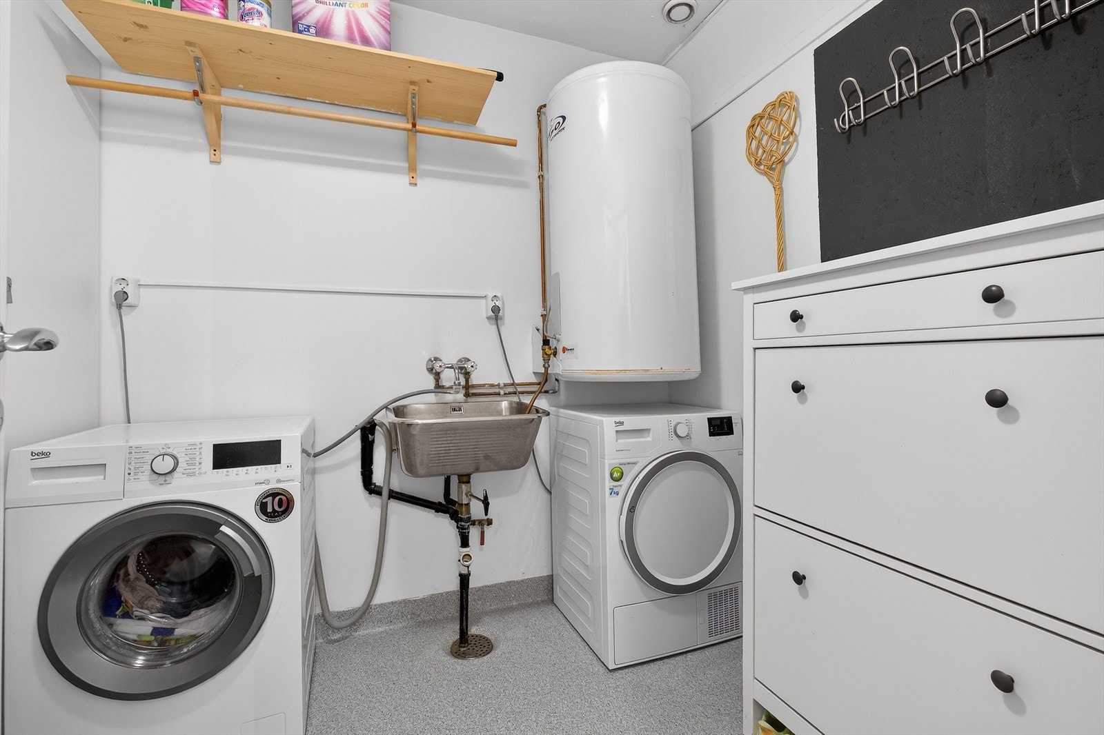 Kjærkomment vaskerom på 5,3m². Godt med plass for både vaskemaskin og tørketrommel, samt ytterligere oppbevaring Galleribilde