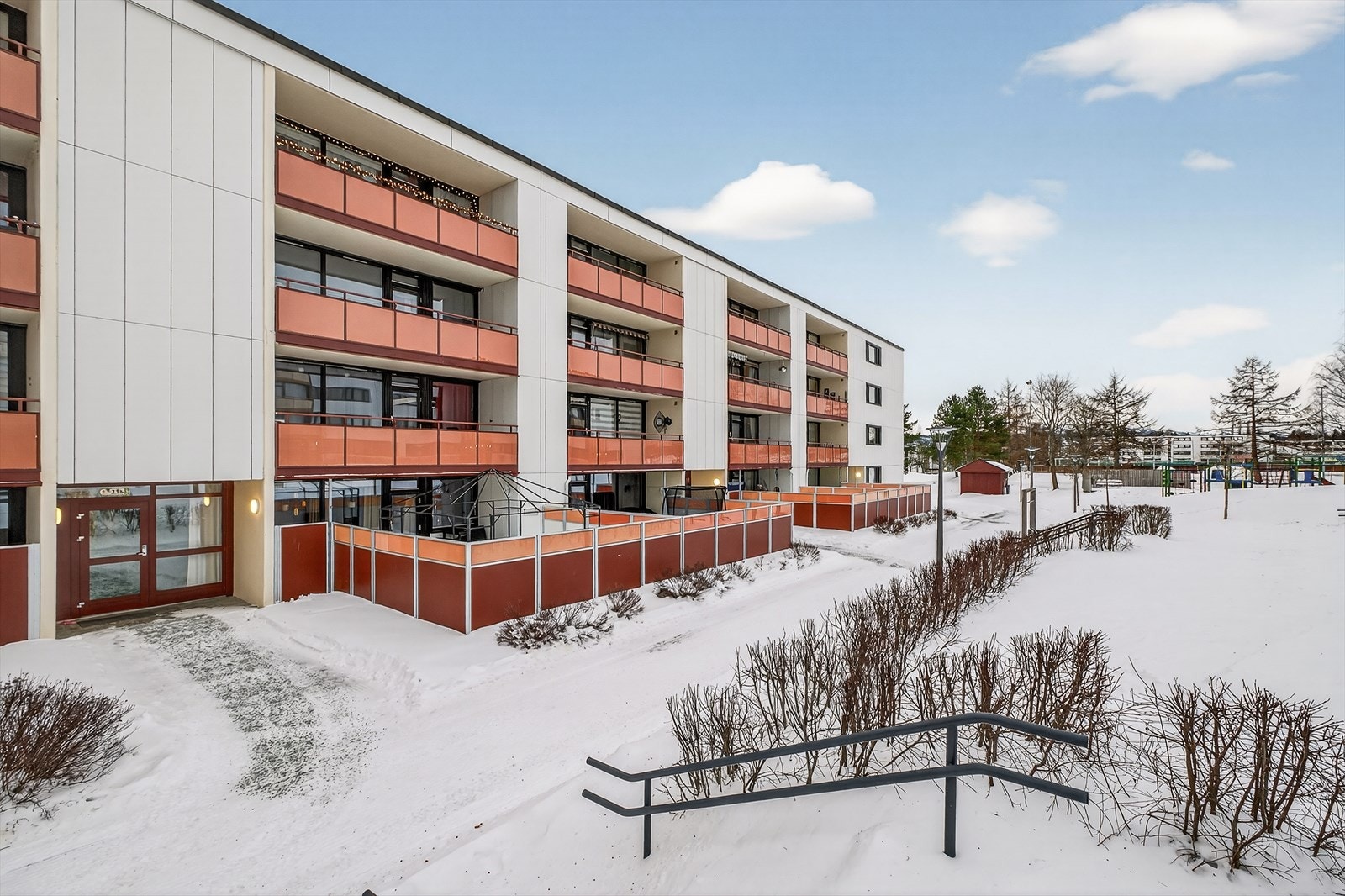 Ringvegen borettslag ligger attraktivt til på Saupstad. Det er kort vei til dagligvarebutikkene Extra og Rema 1000, i tillegg er det meget gode kollektivforbindelser med gangavstand fra leiligheten Galleribilde