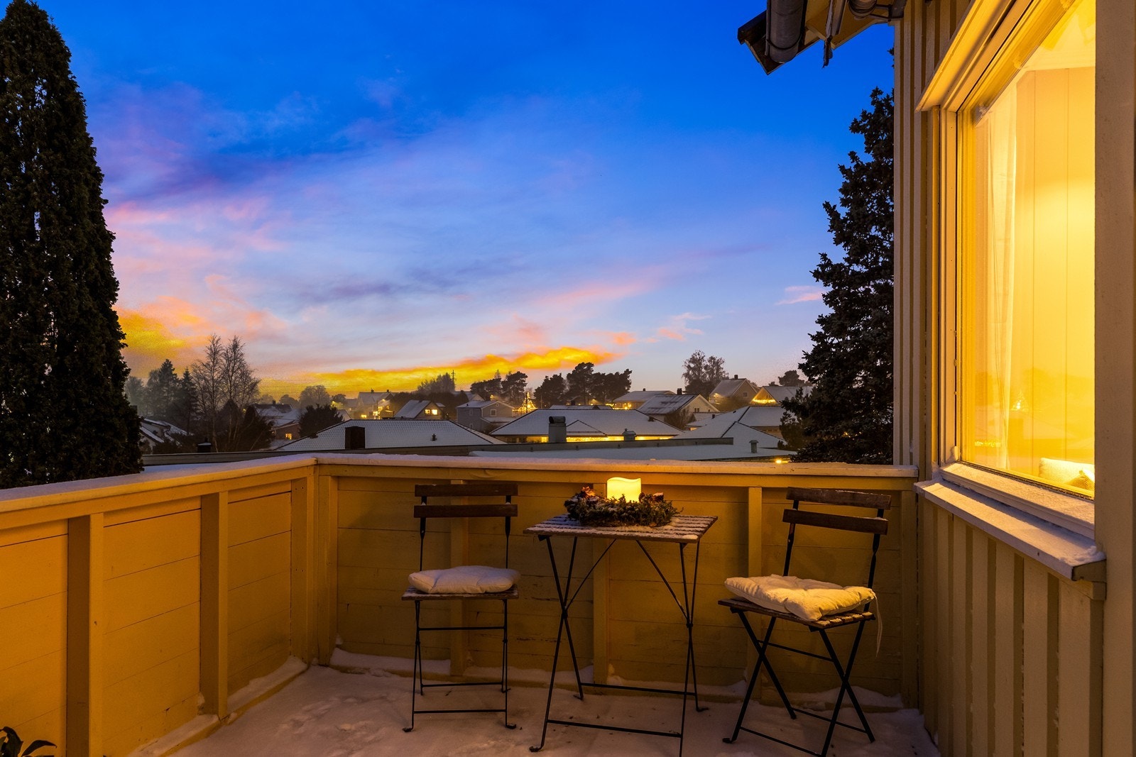 Balkongen har god plass til en sittegruppe, perfekt for å nyte utelivet. Galleribilde