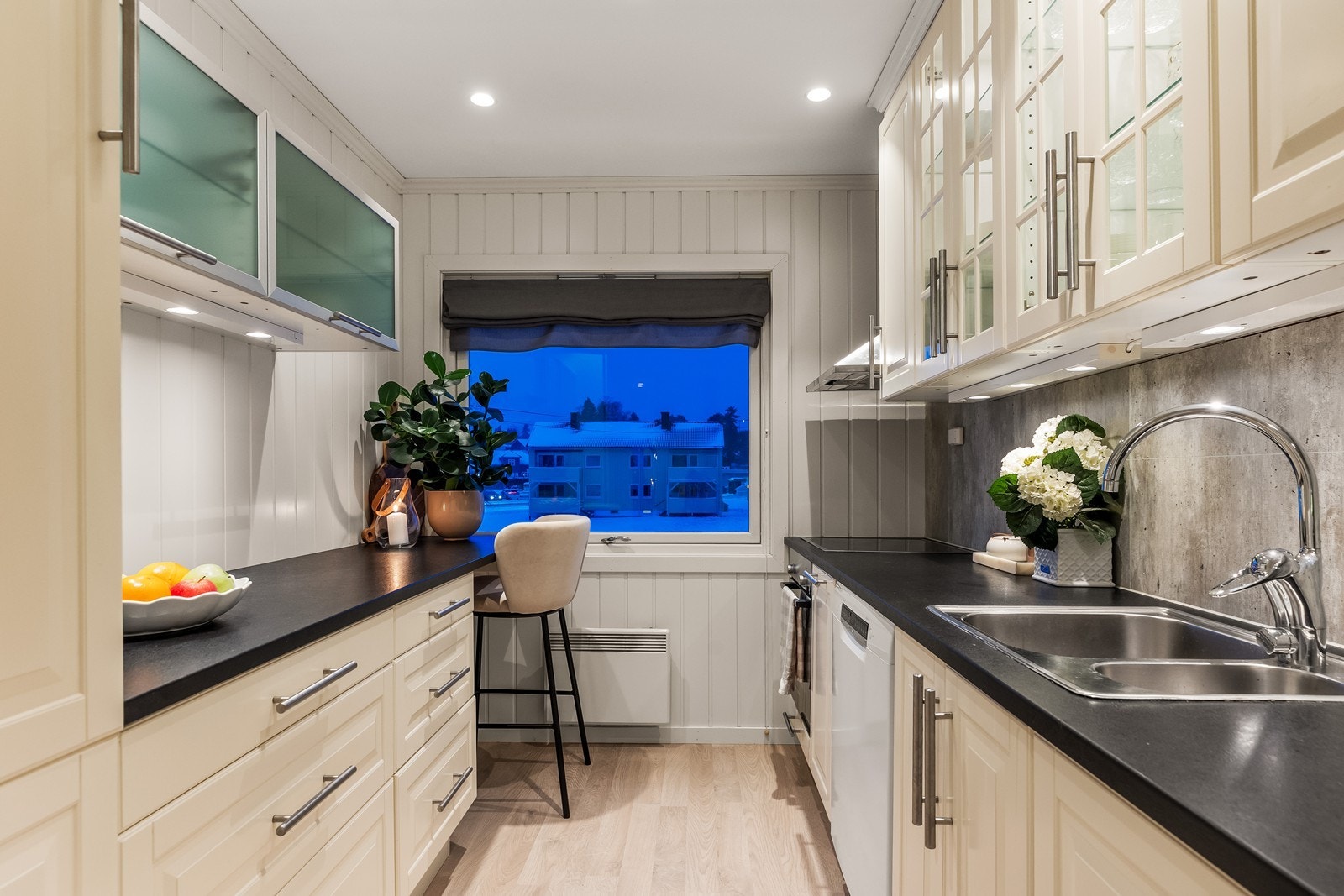 Kjøkkenet har en praktisk utforming med rikelig skap- og benkeplass på begge sider. Galleribilde