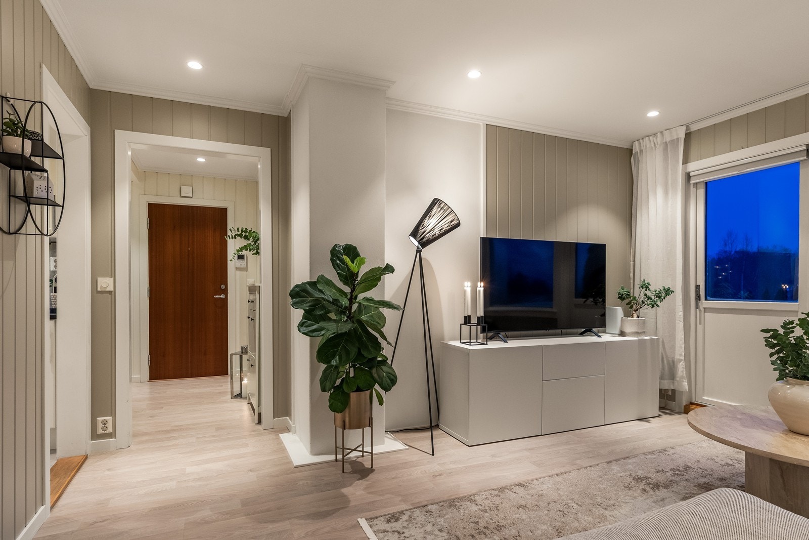 Stuen er romslig og har god plass til en sofagruppe og tilhørende møblement. Galleribilde