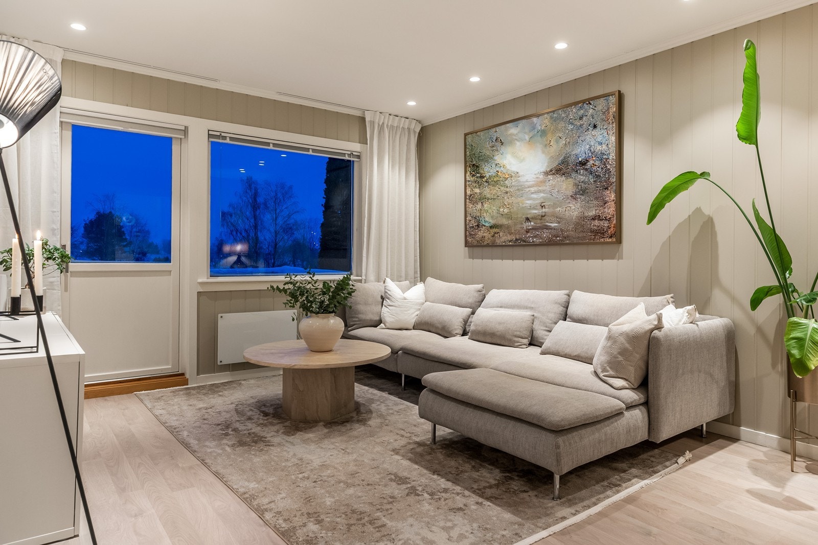 Store vindusflater og downlights i taket sørger for gode lysforhold i stuen. Galleribilde