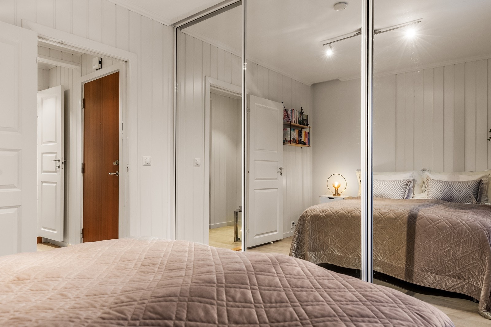 En stor skyvedørsgarderobe med speilfronter gir rikelig med oppbevaringsplass. Galleribilde