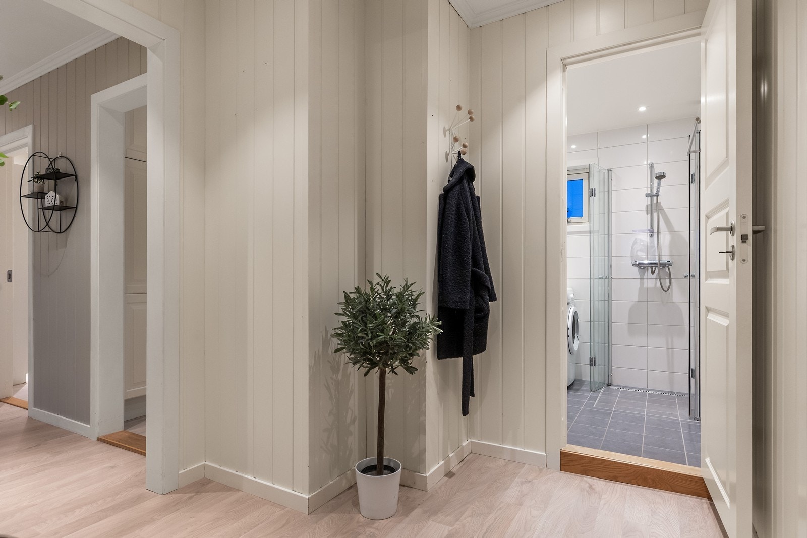 Gangen gir adkomst til leilighetens bad og øvrige rom. Galleribilde