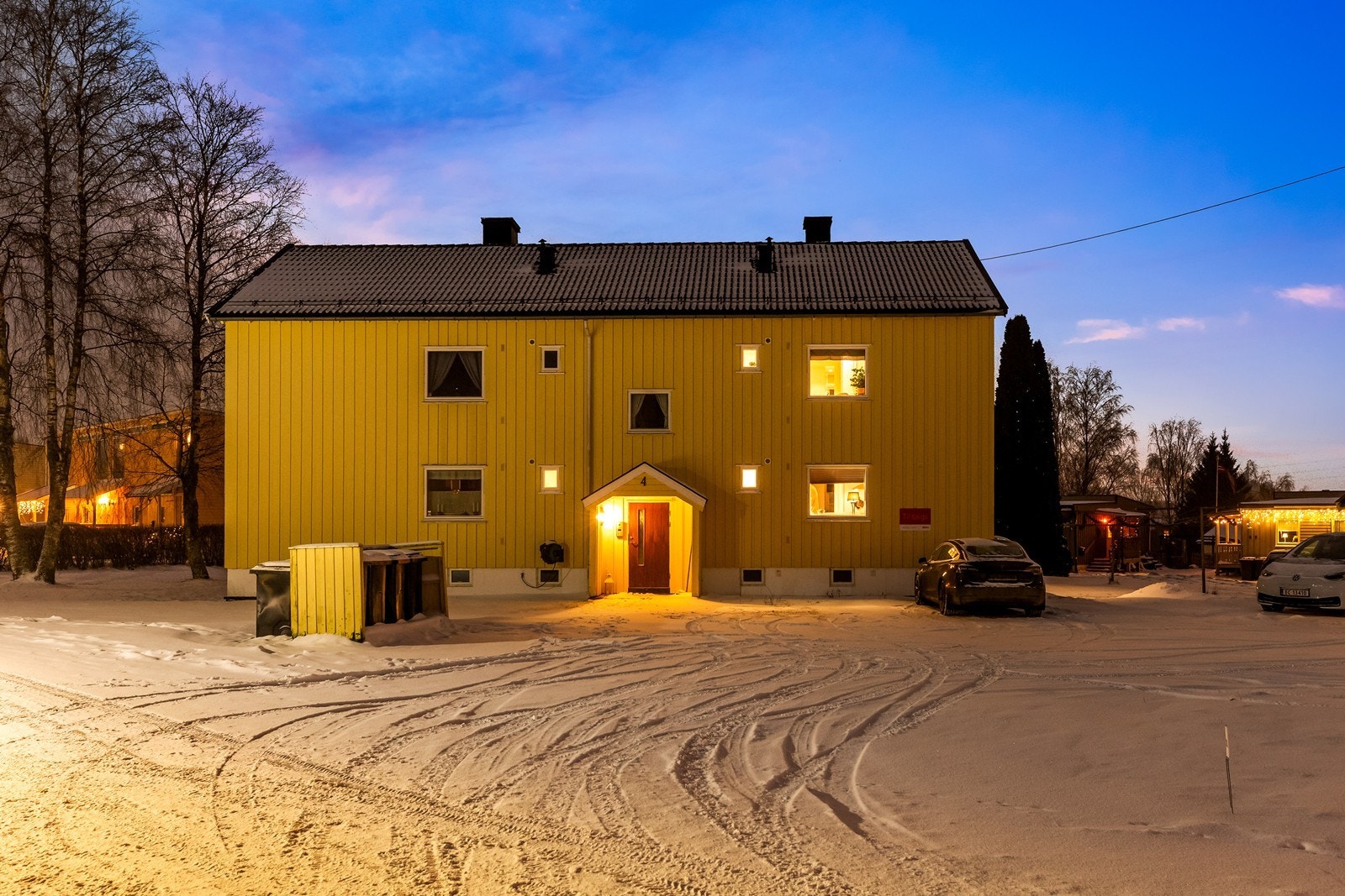 Leiligheten ligger i en firemannsbolig med felles uteområder og parkering. Galleribilde