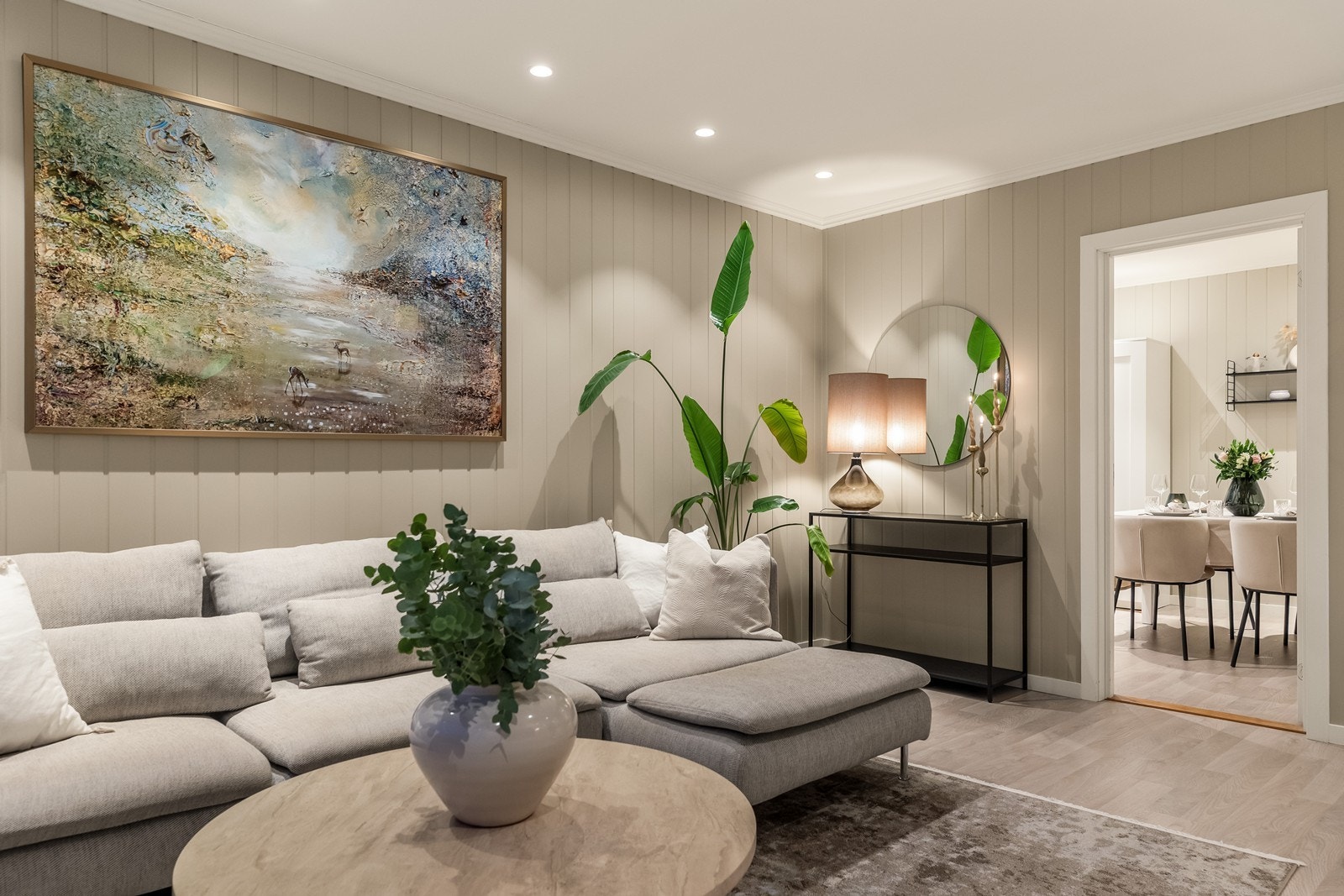 De panelkledde veggene gir rommet en lun og gjennomført stil. Galleribilde