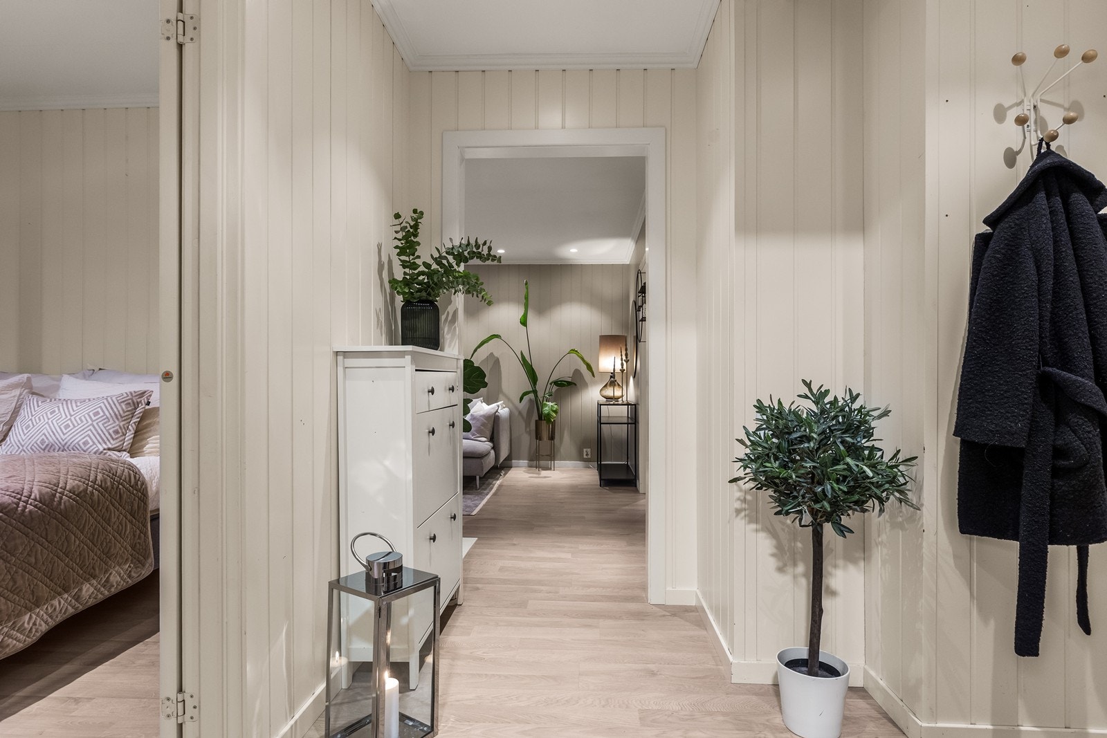 Fra entréen kommer du inn i en lys og innbydende gang som leder videre inn i boligen. Galleribilde