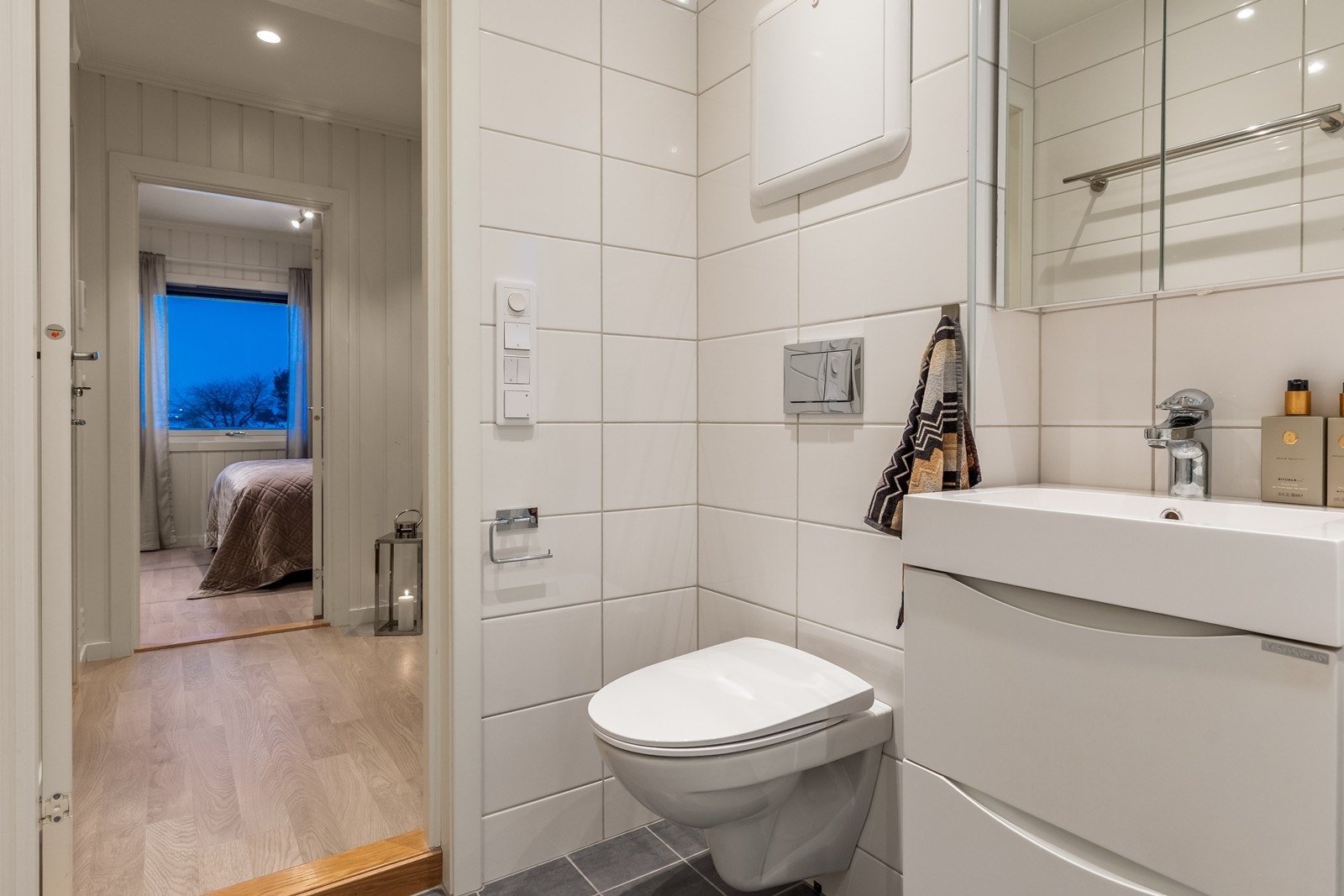 Her finnes også vegghengt toalett og en stilren servantinnredning med speilskap. Galleribilde