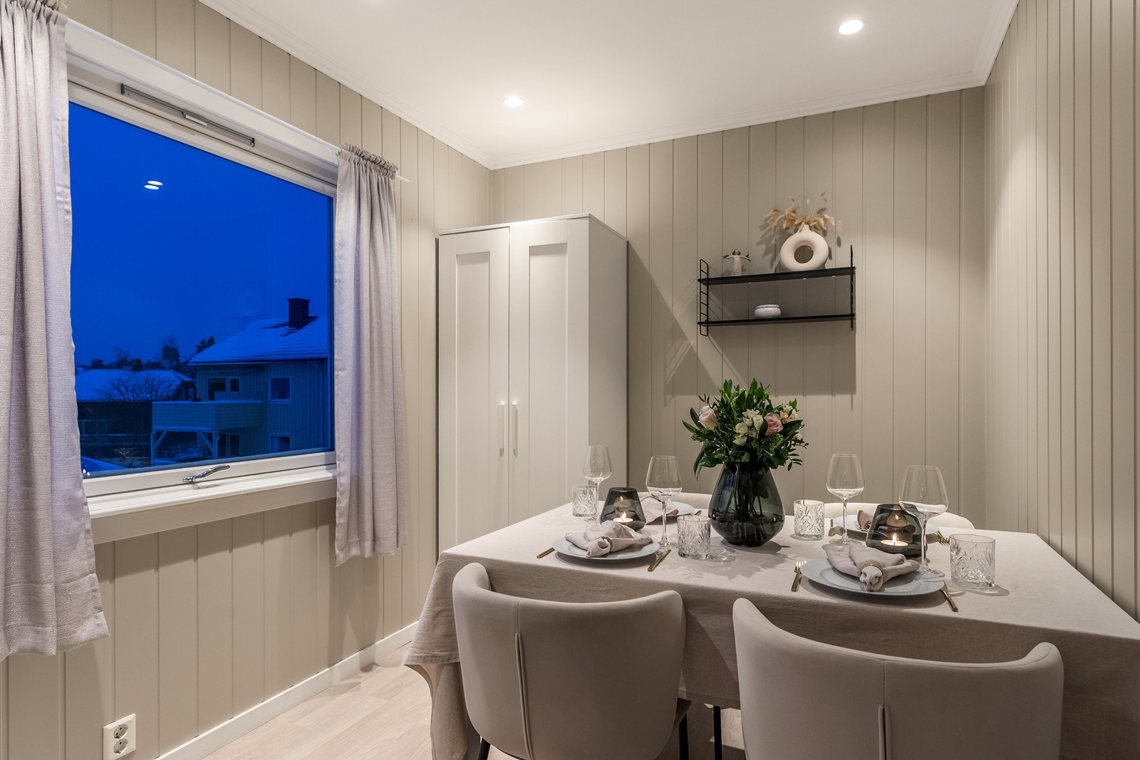 Dette rommet benyttes i dag som spisestue, men kan enkelt gjøres om til et ekstra soverom. Galleribilde