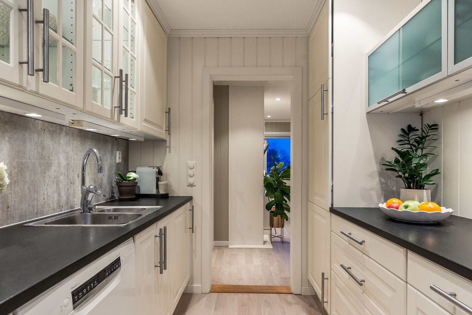 Kjøkkeninnredningen har profilerte fronter, og det er integrert stekeovn og platetopp. Galleribilde