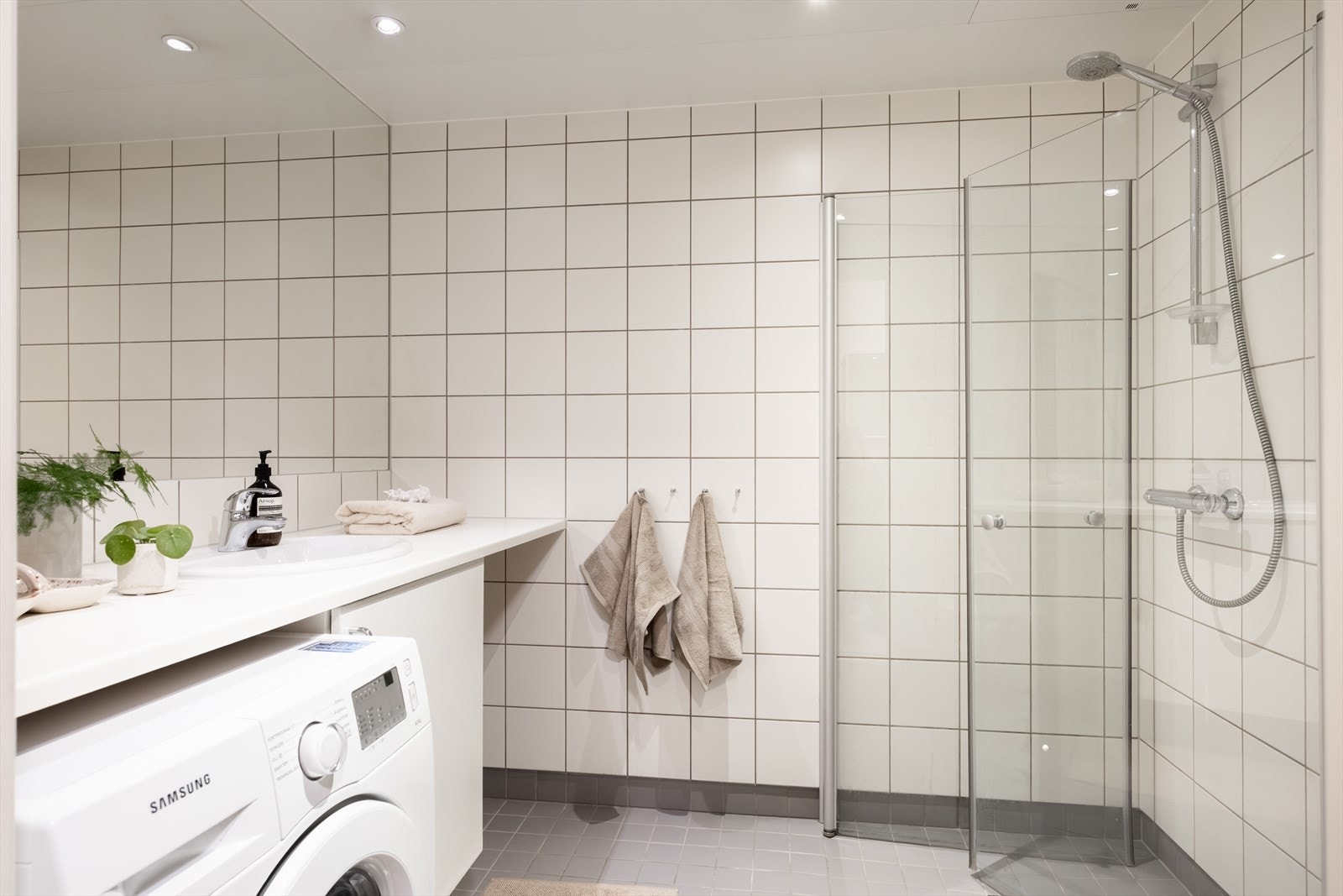 - Flislagt baderom fra byggeår med gulvvarme og opplegg for vaskemaskin og tørketrommel - Galleribilde