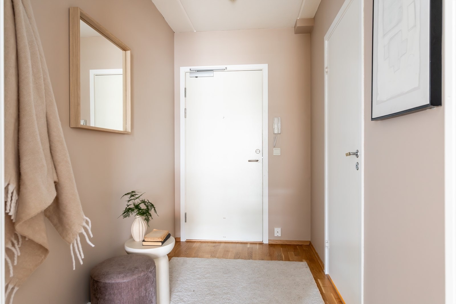 - Velkommen inn! Lys og innbydende entré som gir et godt førsteinntrykk av leiligheten. God plass til sko og yttertøy - Galleribilde