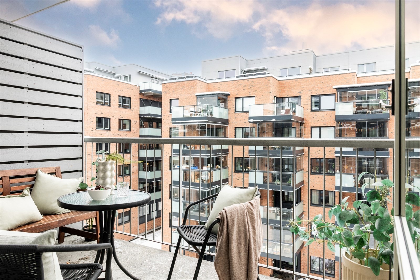 - Sydvestvendt balkong på ca. 7 kvm med sol fra ca. kl. 08.00-18.00 midtsommers - Galleribilde