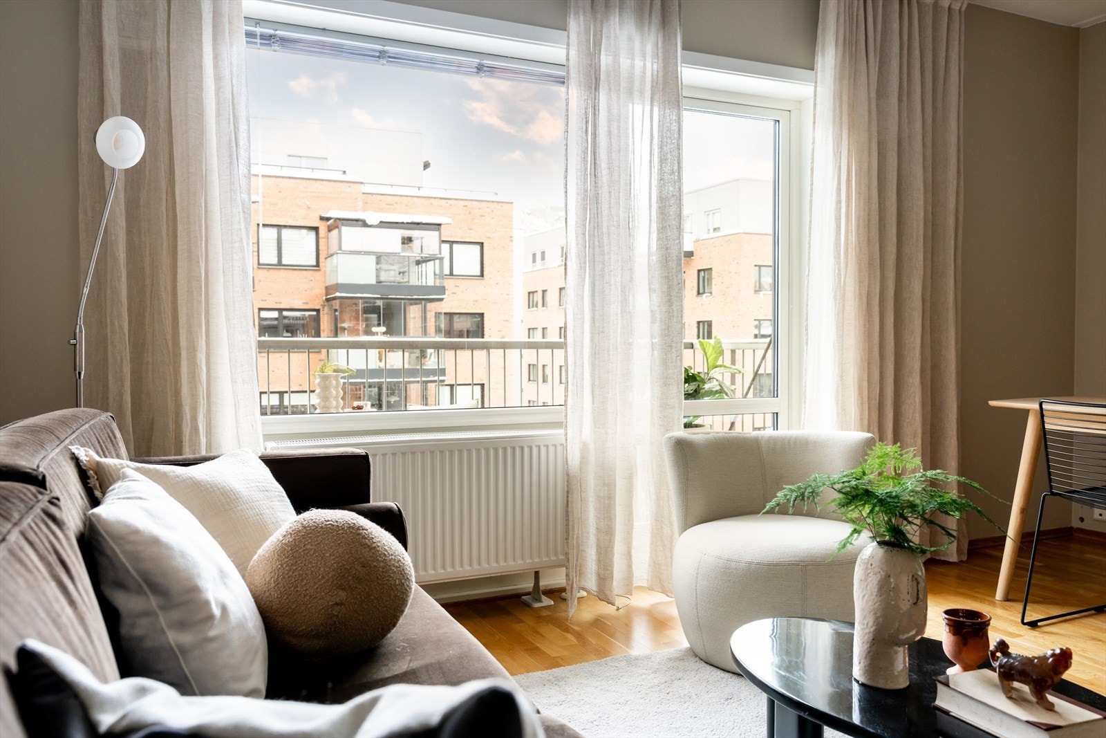 - Store vindusflater som gir rikelig med luft og lys, i tillegg til utgang til balkong - Galleribilde