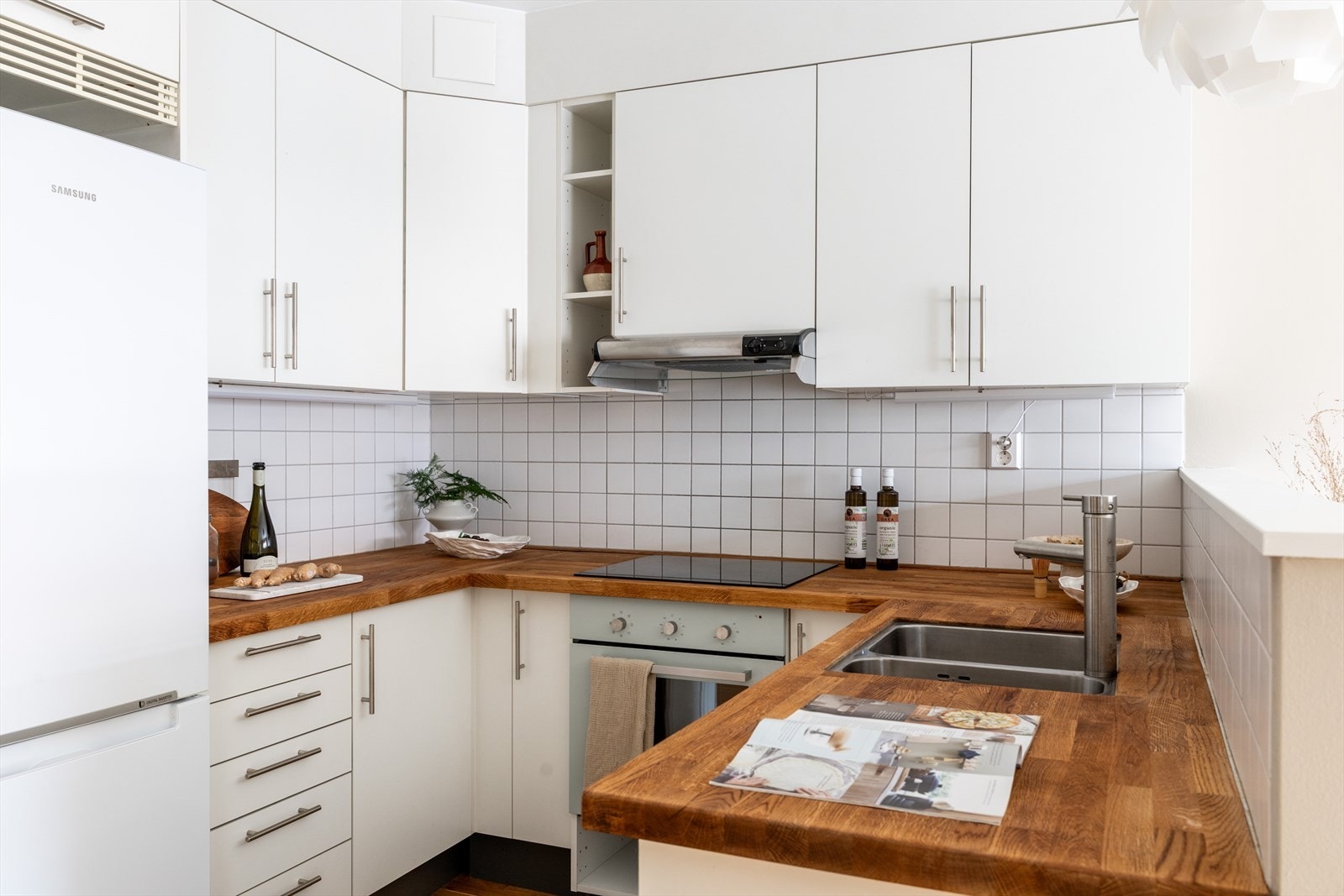 - Kjøkken fra byggeår med åpen løsning mot stuen - Galleribilde