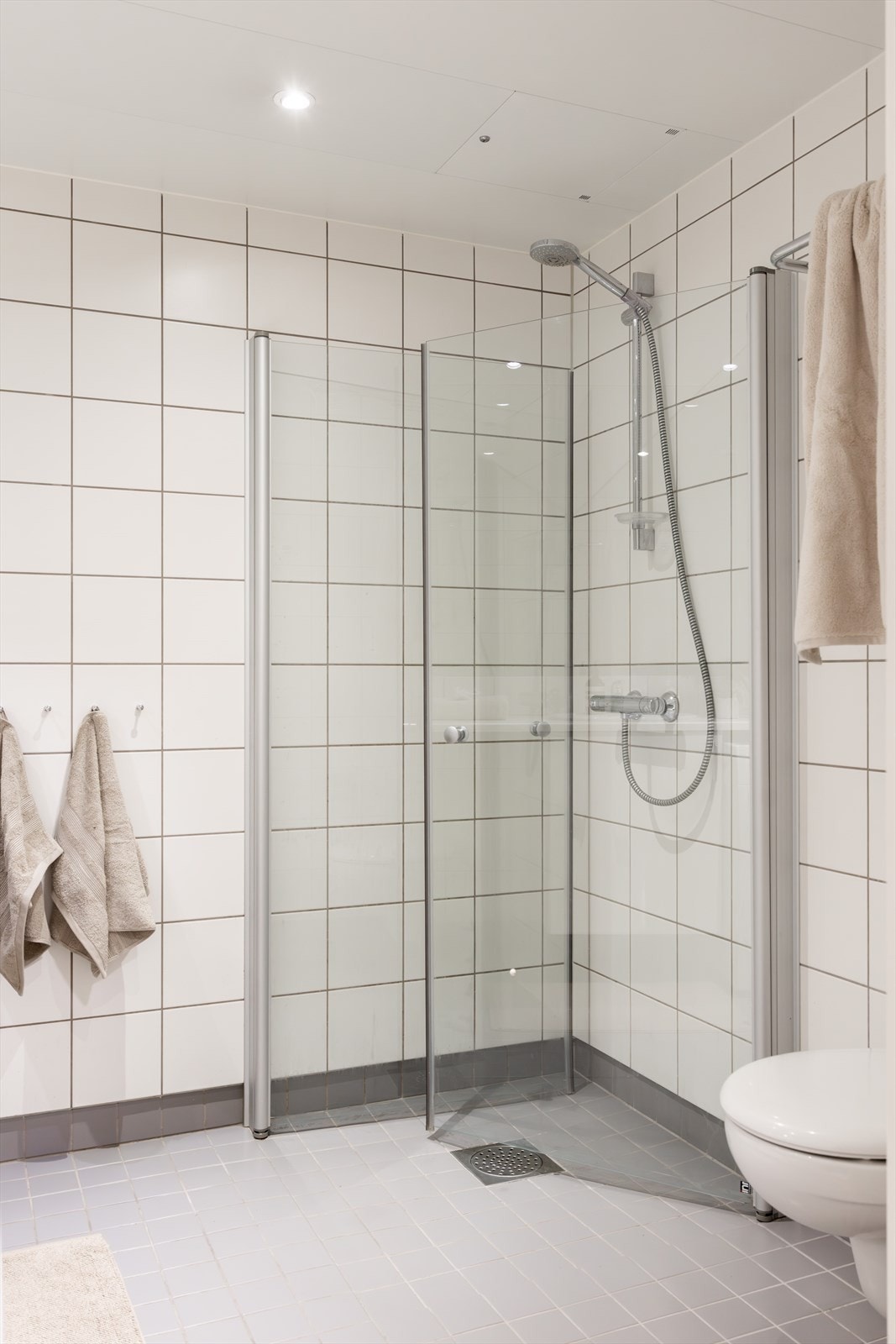 - Baderommet er utstyrt med servantinnredning, toalett og dusjløsning - Galleribilde